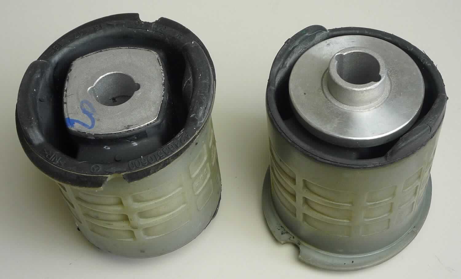 Angaben des Antragstellers: 
Sub-Frame Bushing RR / Buchse
Verwendungszweck: Isolation von Vibrationen und Lärm im Auto. Das Teil wird im Hilfsrahmen verbaut.
Material: Metall, Naturkautschuk, Kunststoff (PA)

Untersuchungsergebnisse an Warenmustern:
Runde, einseitig oval verbreiterte Buchsen aus einem gelochten Metallkern mit einer äußeren Umhüllung aus grau-grünem Kunststoff. Der Bereich zwischen Metallkern und Kunststoffumhüllung ist überwiegend mit einem schwarzen, elastischen Material verfüllt (Außendurchmesser: ca. 6,8 cm, Höhe: ca. 9,0 cm).

Befund:
Aufgrund der Verwendung als Dämpfer ist der Kautschukanteil für die Ware charakterverleihend. Danach liegt ein Gummi-Metall-Teil für Kraftfahrzeuge im Sinne der Unterposition 4016 9952 vor.