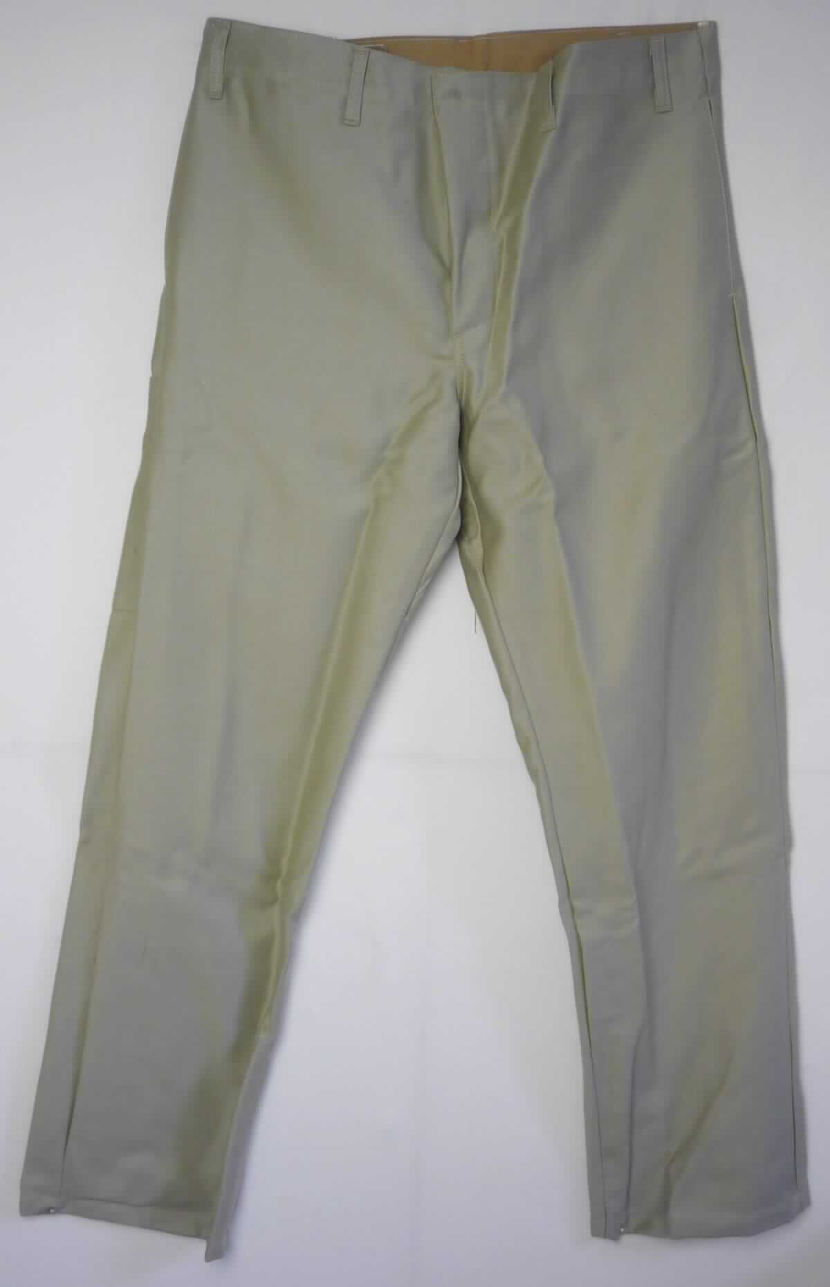 Lange Hose, sog. Bundhose, Größe 48, Foto siehe Anlage,
- aus ca. 0,7 mm dicken, einfarbigen, strapazierfähigen Geweben aus laut Antrag 100 % Baumwolle,
- in der Taille abschließend, mit Gürtelschlaufen,
- vorn mit einer Öffnung mit Knopfverschluss, verdeckt von einer Patte von links über rechts (Männerkleidung),
  die im Bund mit einem Knopf geschlossen wird,
- mit diversen eingesetzten und aufgesetzten, offenen oder mit Patte und Knopfverschluss ausgestatteten Taschen,
- mit knöchellangen Hosenbeinen,
- an den Beinabschlüssen durch Umschlagen und Festnähen gesäumt,
- lässt erkennen, dass sie dazu bestimmt ist, ausschließlich oder hauptsächlich zum Schutz anderer Kleidungs-
  stücke und/oder Personen bei Ausübung einer Gewerbe-, Berufs- oder Haushaltstätigkeit getragen zu werden,
- stellt sich als lange Hose dar, somit keine Ware der Unterposition 6203 39.

"Lange Hose, aus Geweben, für Männer, aus Baumwolle, Arbeits- und Berufskleidung"