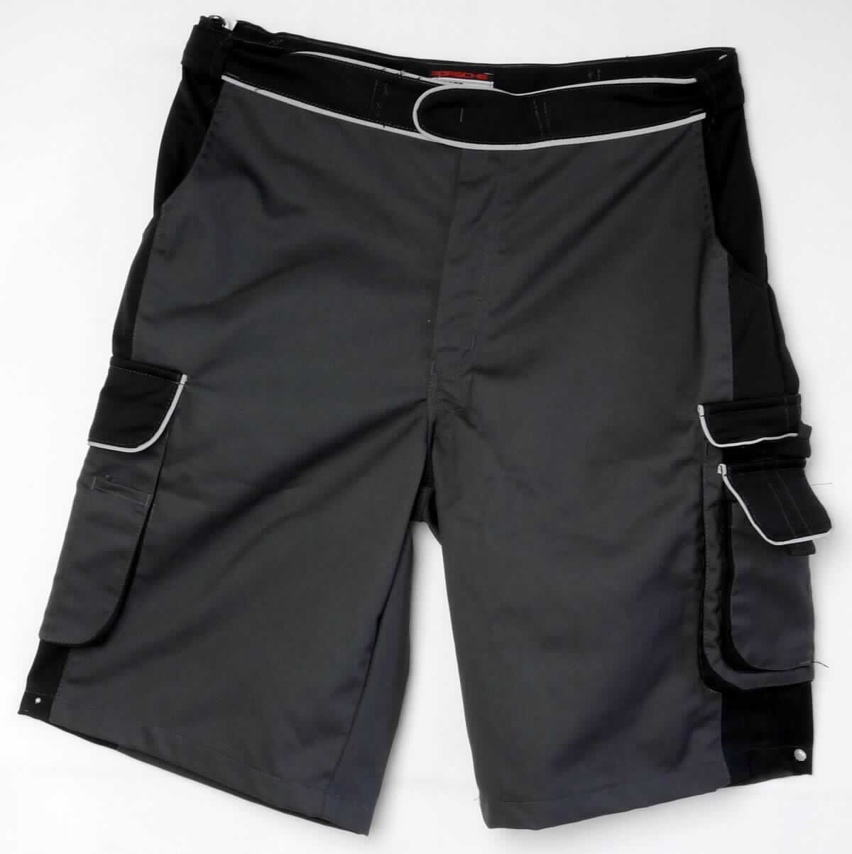 Kurze Hose, sog. Bermuda, Größe 50, Foto siehe Anlage,
- aus verschiedenen ca. 0,4 mm dicken, einfarbigen Geweben aus laut Antrag 65 % Polyester (synthetische 
  Chemiefasern) und 35 % Baumwolle, 
- in der Taille abschließend, mit einem angesetzten, teilweise elastischen Bund mit Gürtelschlaufen,
- vorn mit einer Öffnung mit Reißverschluss, verdeckt von einer Patte von links über rechts (Männerkleidung),
  die im Bund mit zwei Druckknöpfen geschlossen wird,
- hinten unterhalb des Bundes mit einem ca. 5 cm breiten Einsatz aus Gewirken aus Spinnstoffen,
- mit diversen eingesetzten und aufgesetzten, offenen bzw. mit Patte und Klettverschluss ausgestatteten Taschen,
- mit reflektierenden Paspeln ausgestattet,
- auf einem Hosenbein mit einem Aufdruck verziert,
- mit kurzen Hosenbeinen, die nicht die Knie bedecken (Seitenlänge: ca. 54 cm),
- an den Beinabschlüssen durch Umschlagen und Festnähen gesäumt,
- keine Einreihung als Arbeits- und Berufskleidung, da innerhalb der Unterposition 6203 4390 keine Einreihung 
  als Arbeits- und Berufskleidung vorgesehen ist.


"Kurze Hose, aus Geweben, für Männer, aus synthetischen Chemiefasern"