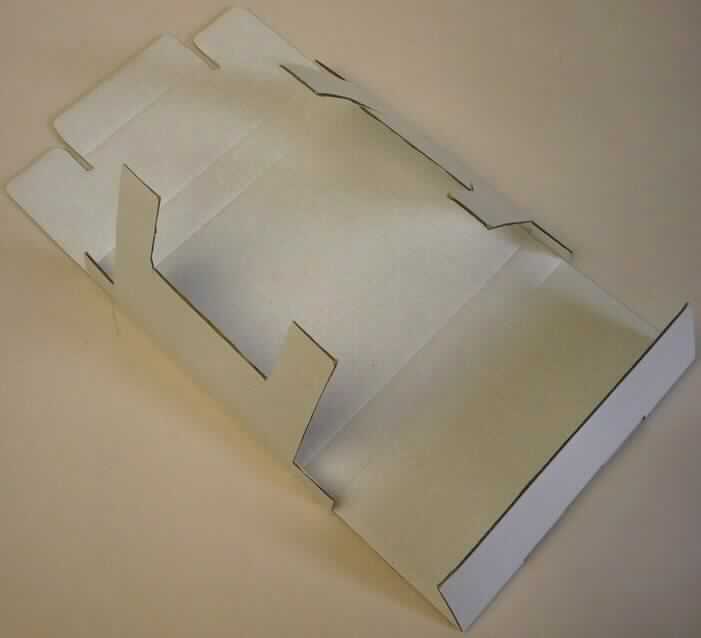 Bei der vorliegenden, als "Geschenkverpackung" bezeichneten Ware handelt es sich um einen flachliegenden, mit einer Aussparung, Falzlinien und Einschnitten versehenen Zuschnitt aus weißer, gewellter Pappe, der einseitig mit einer dünnen Kunststofffolie überzogen ist (die Dicke der Folie macht weniger als die Hälfte der Gesamtdicke aus). Durch einfaches Auffalten, Knicken und Zusammenstecken soll der Pappzuschnitt zu einer etwa 15,0 x 10,8 x 2,0 cm (L x B x T) großen, rechteckigen Schachtel aufgebaut werden. Die Ware dient der Verpackung eines Mobiltelefons.

Abbildung siehe Anlage.

Derartige Waren gehören als "Schachteln und Kartons aus Wellpapier oder Wellpappe" zur Codenummer 4819 10 00 00 0 des Zolltarifs, da es sich zolltarifrechtlich um aus verschiedenen Stoffen zusammengesetzte Waren handelt, deren wesentlicher Charakter nach dem Umfang und der Bedeutung in Bezug auf die Verwendung der Ware durch die Wellpappe bestimmt wird.