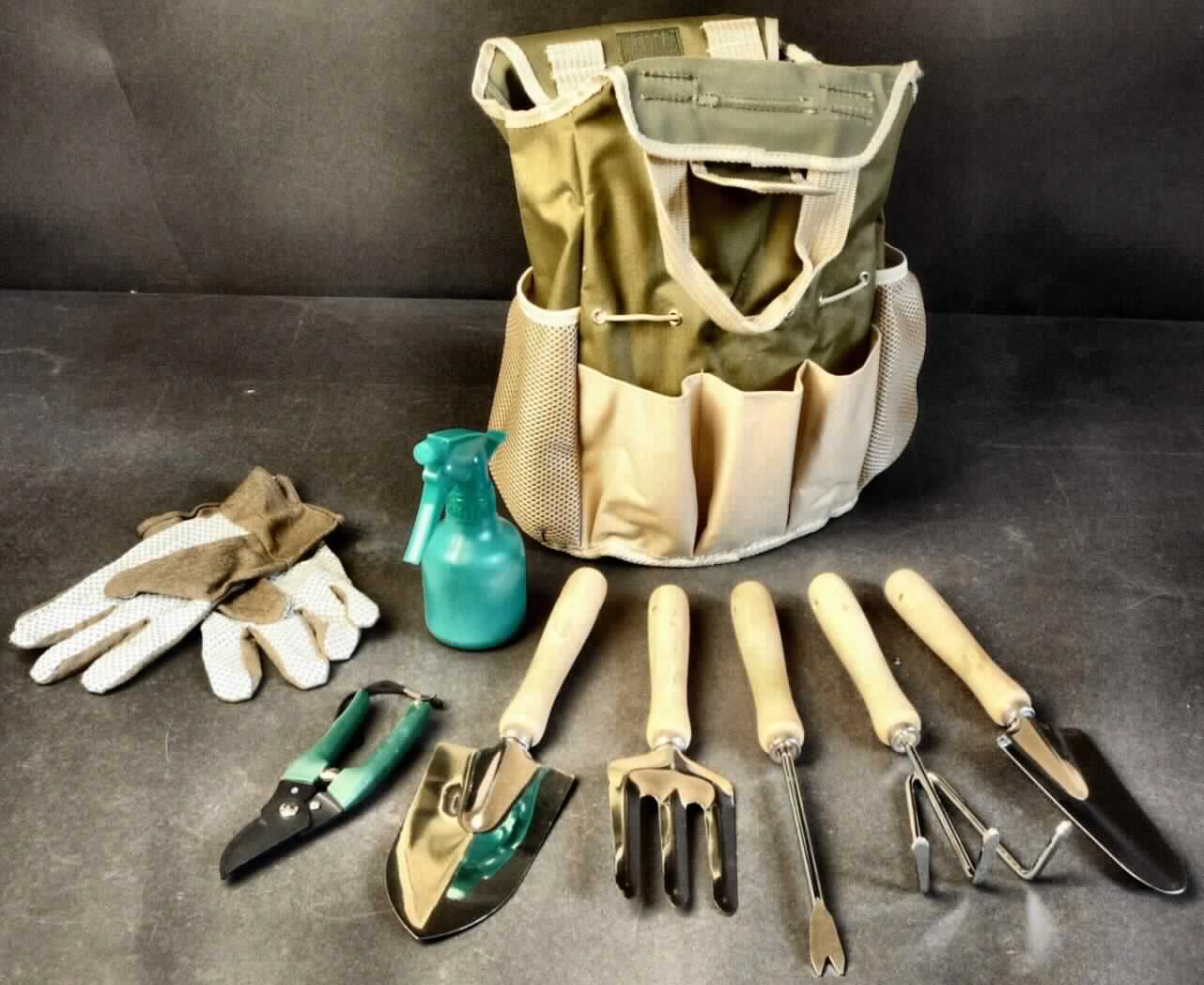 "Gartenset"; es handelt sich um Warenzusammenstellungen in Aufmachung für den Einzelverkauf, bestehend aus

- sechs von Hand zu führenden Kleinwerkzeugen in Form von zwei unterschiedlich geformten Schaufeln, einer 
  dreizinkigen Harke, einer Gabel, einer Gartenschere und einem Unkrautjäter, jeweils mit 
  arbeitendem Teil aus Stahl und Griff aus Holz 
- einem Paar Spinnstoffhandschuhen
- einer Sprühflasche aus Kunststoff
- einer Tragetasche aus Polyester, zur Aufnahme der Werkzeuge, Handschuhe und 
  Sprühflasche (Befestigungsmöglichkeiten an der Außenseite) sowie durch pflegeleichte 
  Innenauskleidung zum Transport von z. B. Pflanzen geeignet

Die Erzeugnisse dienen zum Bearbeiten von kleinen Beet- oder Gartenanlagen. Sie sind gemeinsam in einer Kunststofftüte verpackt.
Die Werkzeuge bestimmen den Charakter der Warenzusammenstellung im Hinblick auf Menge und die Bedeutung für die Verwendung, innerhalb der Position 8201 bestimmen die Schaufeln den Charakter im Hinblick auf den Wert der in einer Unterposition zusammengefassten Waren.

Abbildung siehe Anlage.

Derartige Erzeugnisse gehören als "Schaufeln, mit arbeitendem Teil aus unedlem Metall" zur Codenummer 8201 1000 00 0 des Elektronischen Zolltarifs (EZT).