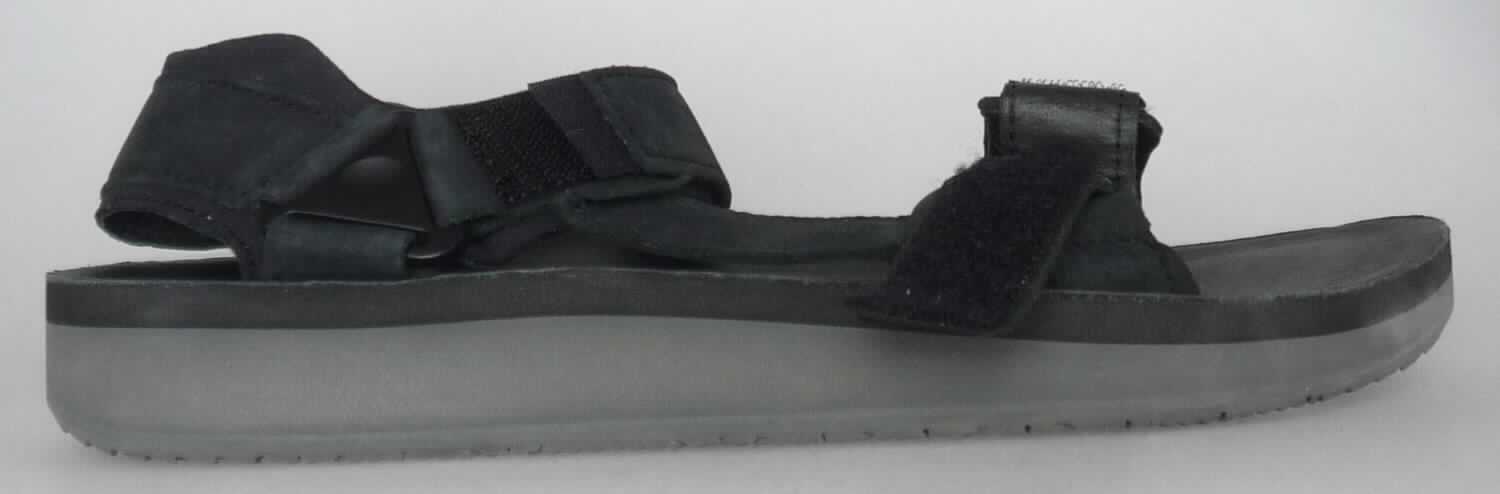 Freizeitsandalen (lt. Antrag: "8835 - Original Universal Premier LTR M's, Freizeitschuh für Herren", Foto siehe Anlage)
- mit Laufsohlen aus (lt. Antrag) Kunststoff; ohne Hauptsohle aus Holz,
- mit zehenfreiem Oberteil (nicht geschlossenes Blatt) aus Leder,
- auf das Oberteil ist im hinteren Bereich ein Stück aus Leder als Verstärkungsteil aufgesetzt,
- mit Klettverschluss,
- ohne Metallschutz in der Vorderkappe,
- nicht den Knöchel bedeckend, 
- mit einer größten Höhe des Absatzes und der Sohle von weniger als 3 cm, 
- mit einer Länge der Innensohle von mehr als 24 cm, 
- für Männer (u. a. weiter Schnitt)

"Schuhe mit Laufsohlen aus Kunststoff und Oberteil aus Leder, andere als in den
 Unterpositionen 6403 1200 bis 6403 9931 genannt, für Männer"