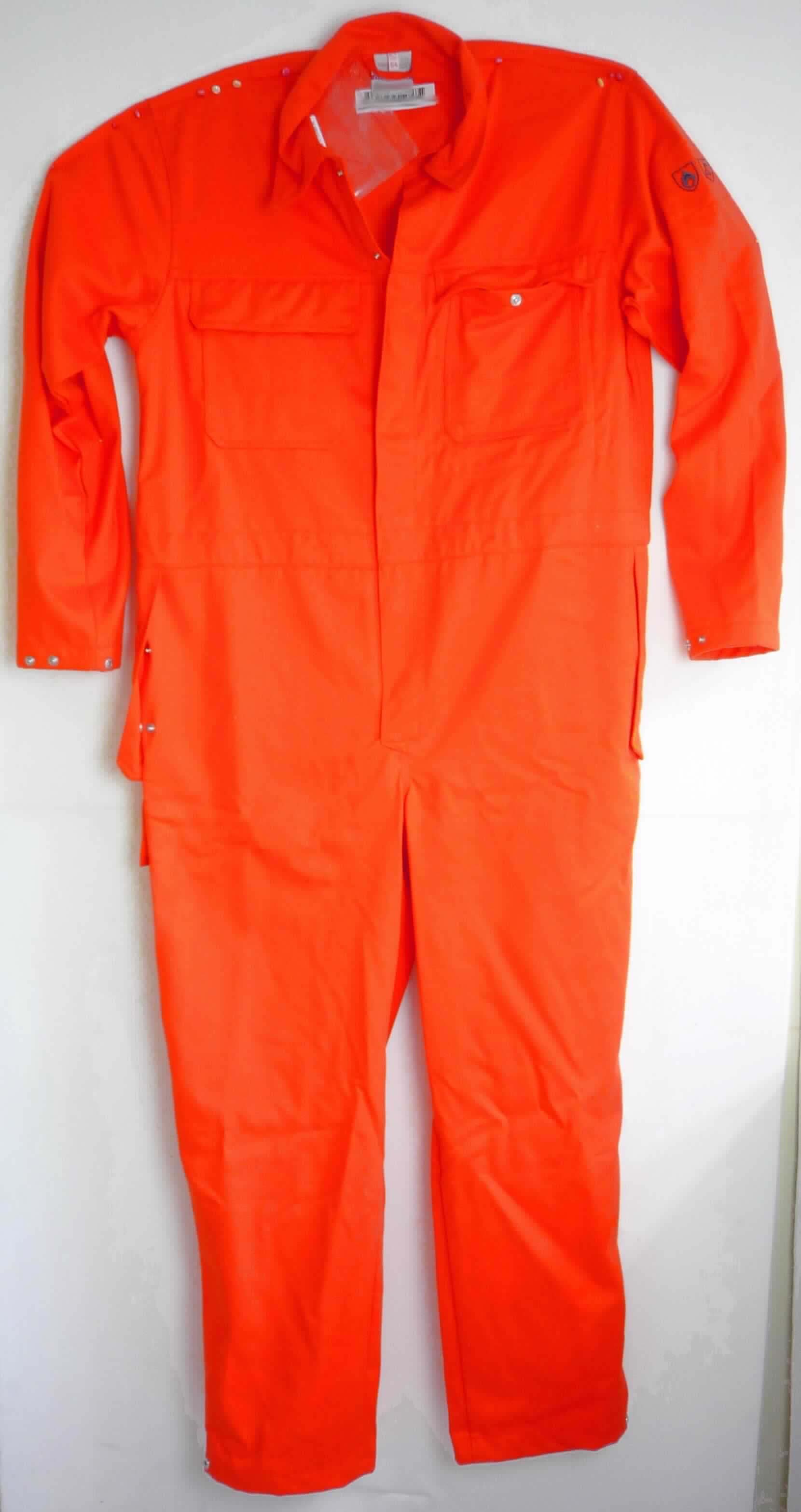 Overall, sog. Industrieoverall, Größe 54, Foto siehe Anlage,
- aus ca. 0,8 mm dicken, einfarbigen, strapazierfähigen Geweben aus laut Antrag 50 % Baumwolle, 40 % Modacryl
  (synthetische Chemiefasern) und 10 % Viskose (künstliche Chemiefasern),    
- einteilig; den ganzen Körper mit Ausnahme von Kopf, Händen und Füßen bedeckend (somit keine Kombination im 
  Sinne der Anmerkung 3 b) zu Kapitel 62),
- mit einem Umlegekragen,     
- vorn mit einer bis zum Schritt reichenden Öffnung, verdeckt von einer Patte mit Druckknopfverschluss 
  von links über rechts (Männerkleidung),
- mit verschiedenen ein- und aufgesetzten Taschen,
- im Bereich der Taille teilweise elastisch verengt,
- mit langen Ärmeln, an den Ärmelenden mittels Druckknopfverschluss zu verengen,
- an den Beinabschlüssen mittels Druckknopfverschluss zu verengen,
- u. a. aufgrund des zweckbestimmten Schnitts, des strapazierfähigen Materials und der Ausstattung erkennbar 
  dazu bestimmt, ausschließlich oder hauptsächlich zum Schutz anderer Kleidungsstücke und/oder Personen bei 
  der Ausübung einer Gewerbe- oder Berufstätigkeit getragen zu werden.

"Andere Kleidung (Overall), aus Geweben, für Männer, aus Chemiefasern, Arbeits- und Berufskleidung"