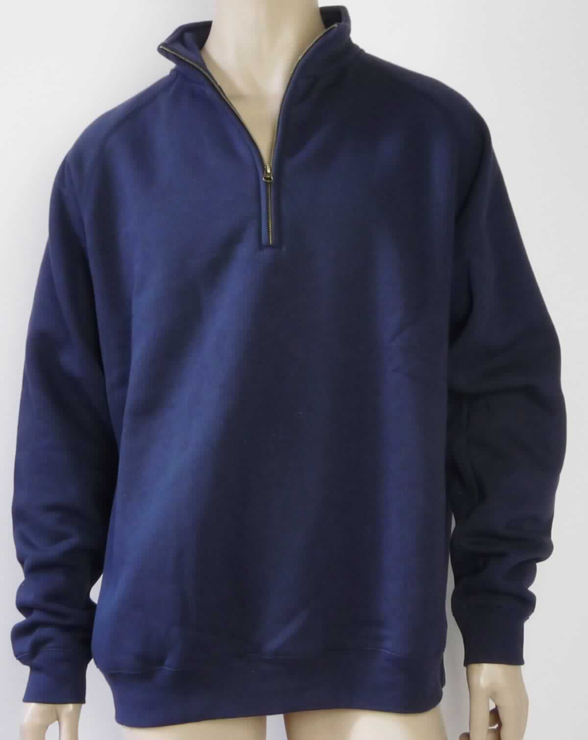 Pullover, sog. Sweatshirt, Größe  XXL, Foto siehe Anlage, 
- aus ca. 2,0 mm dicken, einseitig (Innenseite) gerauten, einfarbigen Gewirken aus laut Antrag 70 % Baumwolle
  und 30 % Polyester (synthetische Chemiefasern),
- über den Schritt reichend (Rückenlänge: ca. 75 cm),
- mit einem hohen Kragen,
- vorn mit einer nicht durchgehenden Öffnung mit einem bis in die Kragenspitzen reichenden Reißverschluss,  
  (u. a. deshalb kein Unterziehpulli), 
- ohne Hinweise auf den Trägerkreis (unisex),
- mit langen Ärmeln; an den Ärmelenden mit angesetzten, verengenden Bündchen,
- am unteren Rand mit einem angesetzten, verengenden Bund.

"Pullover, aus Gewirken, aus Baumwolle, kein Unterziehpulli, für Frauen"