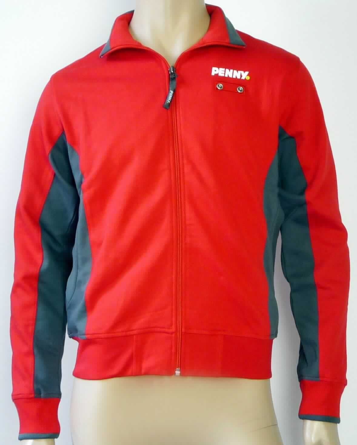 Blouson, sog. Sweatshirtjacke, Größe M, Foto siehe Anlage,
- aus ca. 1,2 mm dicken, einseitig (Innenseite) gerauten, verschiedenfarbigen (rot und grau) Gewirken aus laut 
  Antrag 60 % Baumwolle und 40 % Polyester (synthetische Chemiefasern),
- über die Taille reichend (Rückenlänge: ca. 64 cm),
- mit einem Stehkragen,
- vorn mit einer durchgehenden Öffnung mit einem bis in die Kragenspitzen reichenden Reißverschluss,
- ohne Hinweise auf den Trägerkreis (unisex),
- mit langen Ärmeln, die über den unteren Rand des Kleidungsstücks hinausreichen; an den Ärmelenden mit
  angesetzten, verengenden Bündchen; an den Ellenbogen mit aufgenähten sog. Patches,
- vorn mit zwei eingesetzten, offenen Taschen unterhalb der Taille,
- vorn im Brustbereich und im Rückenteil mit einer Stickerei verziert,
- am unteren Rand mit einem angesetzten, ca. 7 cm breiten, verengenden Bund,
- erfüllt die Merkmale zur Einreihung als Blouson, somit keine Jacke oder Strickjacke,
- keine Einreihung als Arbeits- und Berufskleidung, da innerhalb der Position 6102 keine Unterposition für
  Arbeits- und Berufskleidung vorgesehen ist.
 
"Blouson, aus Gewirken, für Frauen, aus Baumwolle"