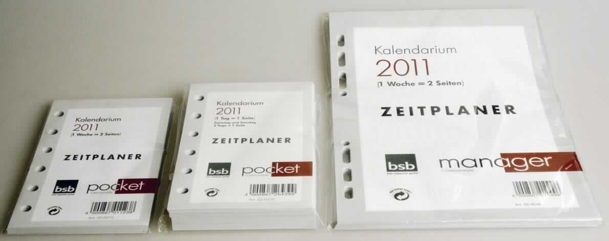 Bei dem als "Zeitplaner Ersatzeinlagen" bezeichneten Erzeugnis handelt es sich um eine Zusammenstellung der nachfolgend beschriebenen Papierblätter, im Format etwa 14,5 x 20,9 cm, am linken Rand 8-fach gelocht, zum Befüllen eines sog. Zeitplaners, gemeinsam mit einem Deck- und einem Musterblatt in einer klarsichtigen Kunststofffolientüte für den Einzelverkauf aufgemacht:
1. 53 beidseitig mit einem Kalendarium und Linien mit Uhrzeitangaben zum handschriftlichen
    Eintragen von Terminen bedruckte Papierblätter (1 Woche = 2 Seiten).
2. Drei beidseitig mit Tabellen (Schulferienübersichten) und den Jahreskalendern für die Jahre
    2011 und 2012 bedruckte Papierblätter.

Derartige Warenzusammenstellungen gehören als "andere Papiere zum Beschreiben, Bedrucken oder zu anderen grafischen Zwecken, bedruckt, perforiert" zur Codenummer 4823 9040 00 des Integrierten Zolltarifs der EG (TARIC), weil ihr wesentlicher Charakter aufgrund des Umfangs, der Menge und der Bedeutung in Bezug auf die Verwendung durch die unter 1. beschriebenen Papierblätter bestimmt wird.