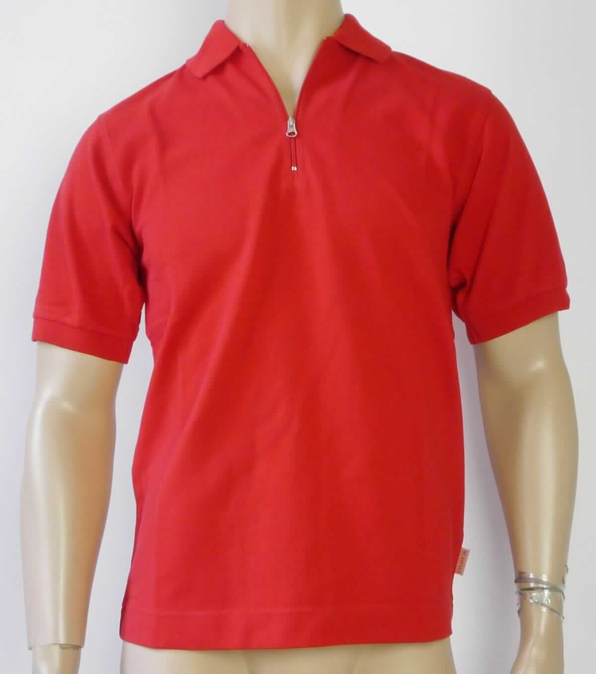 Hemdbluse, sog. Polo-Shirt, Größe XS, Foto siehe Anlage,
- aus ca. 0,9 mm dicken, einfarbigen Gewirken aus laut Antrag 50 % Baumwolle und 50 % Polyester (synthetische 
  Chemiefasern); mit durchschnittlich mehr als 10 Maschen je linearen Zentimeter in jeder Richtung,
- über die Taille reichend (Rückenlänge: ca. 67 cm),
- mit einem Umlegekragen,
- vorn mit einer kurzen Öffnung mit Reißverschluss,
- ohne Hinweise auf den Trägerkreis (unisex),
- mit kurzen Ärmeln; mit leicht verengenden Bündchen an den Ärmelenden,
- am unteren Rand durch Umschlagen und Festnähen gesäumt,
- den Hemden für Männer entsprechend zugeschnitten,
- keine Einreihung als Arbeits- und Berufskleidung, da innerhalb der Position 6106 keine Unterposition für
  Arbeits- und Berufskleidung vorgesehen ist.

"Hemdbluse, aus Gewirken, für Frauen, aus Chemiefasern"