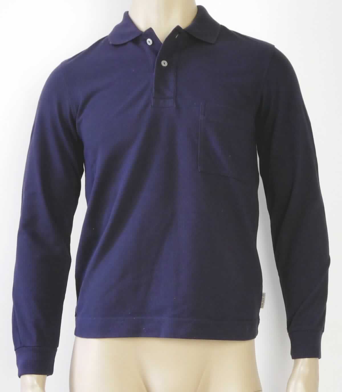 Hemd, sog. Polo-Shirt, Größe XS, Foto siehe Anlage,
- aus ca. 0,8 mm dicken, einfarbigen Gewirken aus laut Antrag 50 % Baumwolle und 50 % Polyester (synthetische 
  Chemiefasern); mit durchschnittlich mehr als 10 Maschen je linearen Zentimeter in jeder Richtung,
- über die Taille reichend (Rückenlänge: ca. 63 cm),
- mit einem Umlegekragen,
- vorn mit einer kurzen Öffnung mit Knopfverschluss von links über rechts (Männerkleidung),
- mit langen Ärmeln; mit verengenden Bündchen an den Ärmelenden,
- mit einer aufgesetzten Brusttasche,
- am unteren Rand durch Umschlagen und Festnähen gesäumt,
- keine Einreihung als Arbeits- und Berufskleidung, da innerhalb der Position 6105 keine Unterposition für
  Arbeits- und Berufskleidung vorgesehen ist.

"Hemd, aus Gewirken, für Männer, aus synthetischen Chemiefasern"