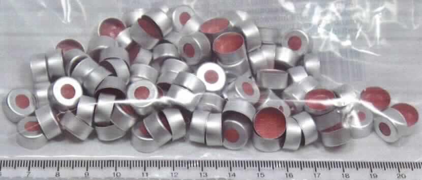 Es handelt sich um aus Aluminium gefertigte runde Deckel (Durchmesser: etwa 11,5 mm, Höhe: etwa 5,8 mm), die mittig mit einer Lochung und auf der Innenseite mit einer Scheibe aus Kunststoff oder Kautschuk versehen sind.
Die Erzeugnisse dienen dem Verschließen von Analyseflaschen und sind zu jeweils 100 Stück in einem Kunststoffbeutel verpackt.
- Antragstellerangaben -

Abbildung siehe Anlage.

Derartige Erzeugnisse gehören als "anderes Verpackungszubehör aus unedlen Metallen" zur Codenummer 8309 9090 90 0 des Elektronischen Zolltarifs.