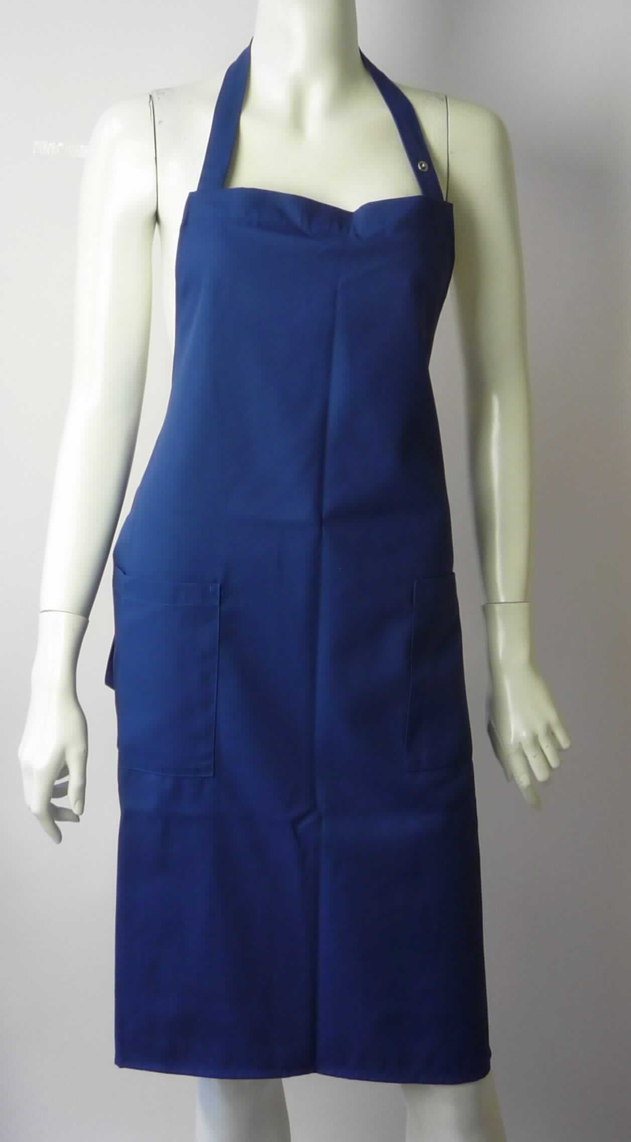 Schürze, sog. Latzschürze, in Erwachsenengröße, Foto siehe Anlage,
- aus ca. 0,4 mm dicken, einfarbigen Geweben aus laut Antrag 65 % Polyester (synthetische Chemiefasern) und 
  35 % Baumwolle, 
- als Latzschürze gearbeitet; mit den Abmessungen von ca. 83 cm (Länge ohne Träger) x 112 cm (Breite),
- den vorderen Teil des Körpers bedeckend,
- mit einem mittels Druckknöpfen längenverstellbaren Nackenträger und Bindebändern im Bereich der Taille,
- ohne Hinweise auf den Trägerkreis (unisex), 
- mit zwei aufgesetzten Taschen unterhalb der Taille,
- an allen Rändern durch Umschlagen und Festnähen gesäumt,
- lässt erkennen, dass sie dazu bestimmt ist, ausschließlich oder hauptsächlich zum (körperlichen oder 
  hygienischen) Schutz anderer Kleidungsstücke und/oder Personen bei Ausübung einer Gewerbe-, Berufs- 
  oder Haushaltstätigkeit getragen zu werden.

"Andere Kleidung (Schürze), aus Geweben, für Frauen, aus Chemiefasern"
