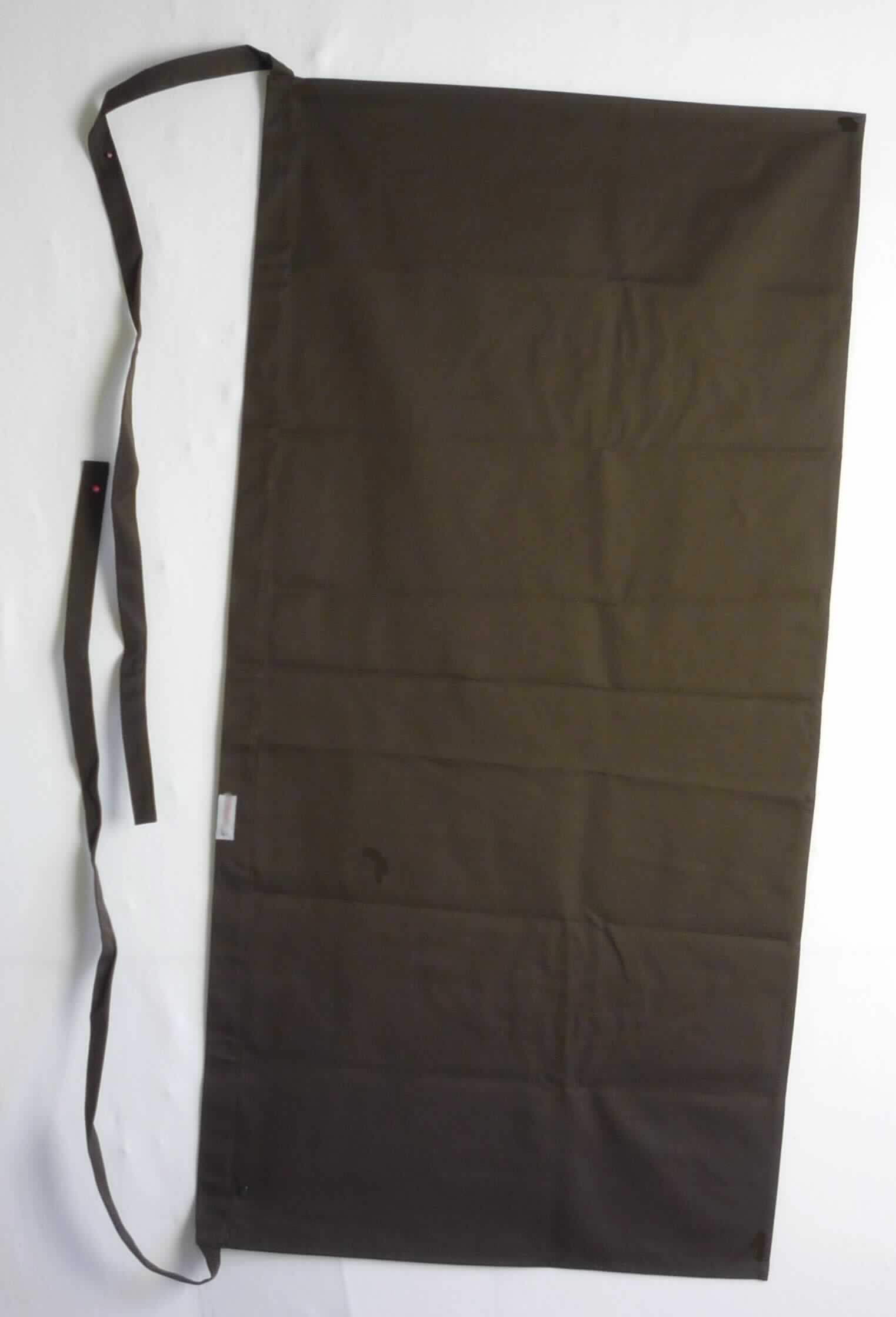 Schürze, sog. Vorbinder, in Erwachsenengröße, Foto siehe Anlage,
- aus ca. 0,5 mm dicken, einfarbigen Geweben aus laut Antrag 65 % Polyester (synthetische Chemiefasern) und 
  35 % Baumwolle, 
- als Halbschürze gearbeitet; mit den Abmessungen von ca. 51 cm (Länge) x 101 cm (Breite),
- ohne Hinweise auf den Trägerkreis (unisex), 
- den vorderen Bereich des Unterkörpers bedeckend, von der Taille bis über den halben Oberschenkel reichend,
- im Bereich der Taille mit Bindebändern,
- an allen Rändern durch Umschlagen und Festnähen gesäumt,
- lässt erkennen, dass sie dazu bestimmt ist, ausschließlich oder hauptsächlich zum (körperlichen oder 
  hygienischen) Schutz anderer Kleidungsstücke und/oder Personen bei Ausübung einer Gewerbe-, Berufs- 
  oder Haushaltstätigkeit getragen zu werden.

"Andere Kleidung (Schürze), aus Geweben, für Frauen, aus Chemiefasern"