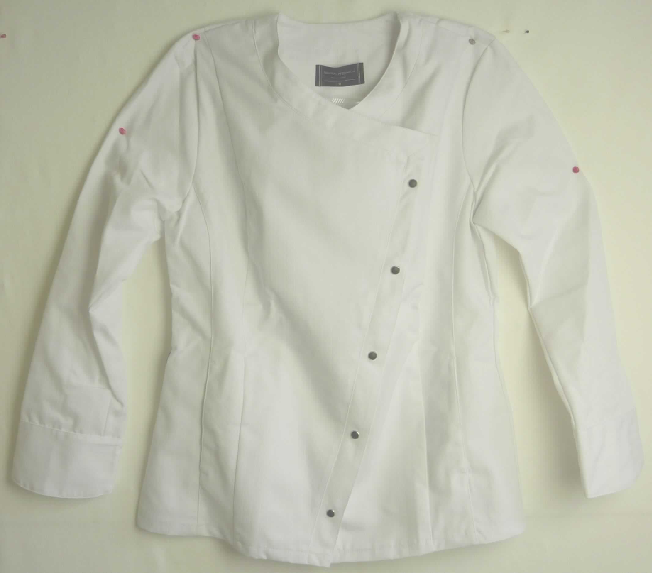 Jacke, sog. Damen Bistrojacke, Größe M, Foto siehe Anlage,
- aus ca. 0,6 mm dicken, einfarbigen Geweben aus laut Antrag 65 % Polyester (synthetische Chemiefasern) und 
  35 % Baumwolle,
- über den Schritt reichend (Rückenlänge: ca. 70 cm),
- mit einem V-förmigen Halsausschnitt,
- vorn mit einer durchgehenden, schräg verlaufenden Öffnung mit zweireihigem Druckknopfverschluss von rechts 
  über links (Frauenkleidung); mit breitem Untertritt,
- auf der Rückseite im Schulterbereich mit netzartig durchbrochenen Gewirken unterlegt und mit "Belüftungs-
  schlitzen" ausgestattet,
- mit langen Ärmeln, 
- vorn mit zwei eingesetzten Taschen mit Druckknopfverschluss unterhalb der Taille,
- in Bahnen gearbeitet,
- am unteren Rand durch Umschlagen und Festnähen gesäumt,
- erkennbar dazu bestimmt, ausschließlich oder hauptsächlich zum Schutz anderer Kleidungsstücke und/oder 
  Personen bei Ausübung einer Gewerbe-, Berufs- oder Haushaltstätigkeit getragen zu werden.

"Jacke, aus Geweben, für Frauen, aus synthetischen Chemiefasern, Arbeits- und Berufskleidung"