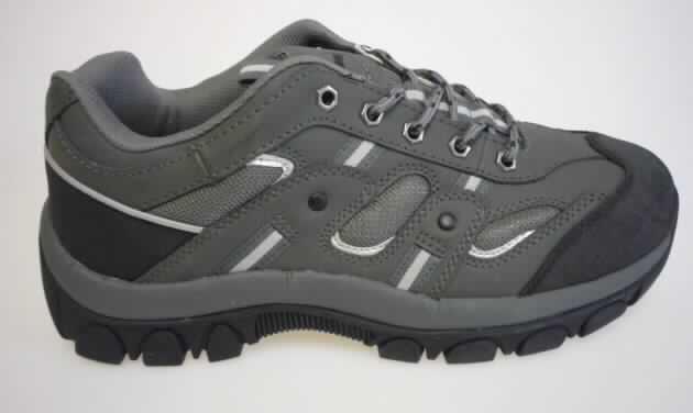 Halbschuhe (lt. Antrag: "Sicherheitshalbschuhe", siehe Foto)
- mit Laufsohlen aus (lt. Antrag) Kunststoff,
- mit Oberteil (geschlossenes Blatt) aus Leder (den größten Teil der Außenfläche
  bildend), Spinnstoff und Kunststoff (Spinnstoff mit einer mit dem bloßen Auge 
  wahrnehmbaren Außenschicht aus Kunststoff),
- auf das Oberteil sind Stücke aus Kunststoff und Spinnstoff als Verstärkungsteile 
  aufgesetzt,
- mit Schnürsenkelverschluss,
- nicht mit Dornen, Krampen, Klammern, Stollen oder ähnlichen Vorrichtungen versehen
  oder für deren Anbringung hergerichtet (keine Sportschuhe),
- mit Metallschutz in der Vorderkappe