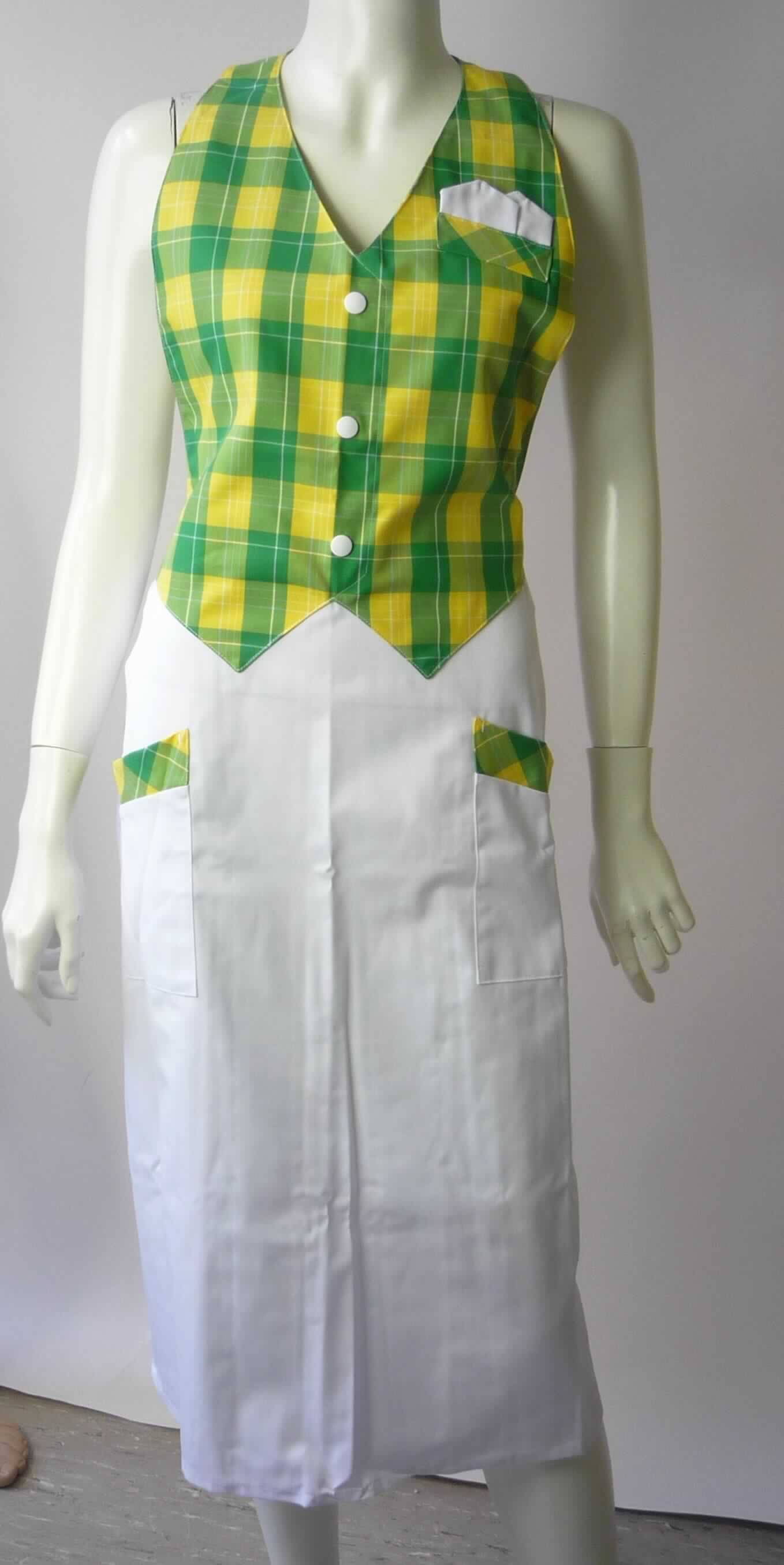 Latzrock, sog. Westenrock, in Erwachsenengröße, Fotos siehe Anlage,
- aus bis zu 0,4 mm dicken, einfarbigen bzw. buntgewebten Geweben aus laut Antrag 65 % Polyester 
  (synthetische Chemiefasern) und 35 % Baumwolle, 
- über die Knie reichend (Seitenlänge: ca. 76 cm),
- in Art eines einfarbigen Wickelrocks, der im Rücken mit fünf, am ca. 3 cm breiten Taillenbund befindlichen 
  Druckknöpfen großflächig überlappend geschlossen wird,
- mit einem angenähten, doppelt gearbeiteten, karierten Vorderlatz in Westenoptik, der im Nacken mit einem 
  längenverstellbaren Träger (sog. Neckholder) mit Druckknöpfen geschlossen werden kann; vorn mit einer 
  Knopfverschlussattrappe mit drei Knöpfen und einer Taschenattrappe mit angedeuteten Einstecktüchern,
- unterhalb der Taille mit zwei aufgesetzten Taschen mit einem ca. 3 cm breiten Rand aus dem Gewebe 
  des Latzes,
- an allen Rändern durch Umschlagen und Festnähen gesäumt,
- kann ohne ein weiteres, den Unterkörper bedeckendes Kleidungsstück getragen werden,
- keine Einreihung als Arbeits- und Berufsbekleidung, u. a. da innerhab der Unterposition 6204 53 keine 
  entsprechende Unterteilung vorgesehen ist.

"Rock, aus Geweben, für Frauen, aus synthetischen Chemiefasern, nicht nach dem Batik-Verfahren handbedruckt"