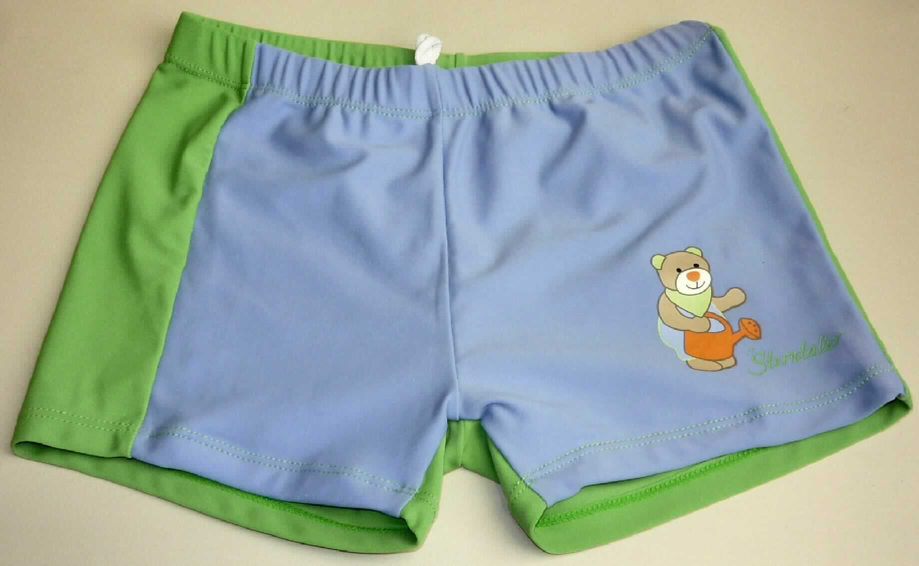 Badehose, Artikel 2511402, Größe 110/116, Foto siehe Anlage,
- aus verschiedenen, etwa 0,6 mm dicken, einfarbigen Gewirken aus laut Antrag 82% Polyamid und 
  18% Elasthan (Elastomergarn, beides synthetische Chemiefasern); ohne Kautschukfäden; vorn bedruckt,
- in der Taille abschließend; mit einem eingezogenen "Gummiband" und einem Kordelzug,
- ohne Öffnung und ohne Verschluss,
- im vorderen Bereich mit einem Gewirke unterlegt (Hygieneeinlage); aufgrund der Ausstattung erkennbar
  Knabenkleidung,
- mit kurzen, gerade geschnittenen Hosenbeinen,
- an den Beinabschlüssen durch Umschlagen und Festnähen gesäumt,
- das Kleidungsstück lässt nach Schnitt, Material und Ausstattung erkennen, dass es dazu bestimmt ist,
  als Badekleidung getragen zu werden.

"Badehose, aus Gewirken, für Knaben, aus synthetischen Chemiefasern, ohne Kautschukfäden"