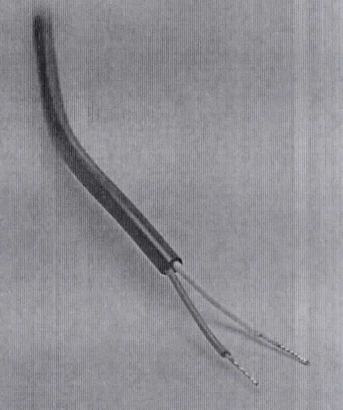 Isoliertes elektrisches Kabel, sog. "USB-Kabel, 2-polig",
aus zwei nebeneinanderliegenden, einzeln isolierten, elektrischen Litzenleitern (AWG 24, Durchmesser der Leitereinzeldrähte 0,23 mm), jeweils mit einer SR-PVC-Isolierung, mit einem gemeinsamen Außenmantel aus PVC,
für eine Spannung bis max. 30 Volt,
als Meterware ohne Anschlussstücke (100 m Ring),
zur Verwendung als 2-poliges USB-Kabel.

Die Ware ist als "isoliertes elektrisches Kabel, kein Koaxialkabel oder anderer koaxialer elektrischer Leiter, kein Zündkabelsatz oder anderer Kabelsatz von der für Beförderungsmittel verwendeten Art, für eine Spannung von 1000 Volt oder weniger, ohne Anschlussstücke, nicht von der für die Telekommunikation verwendeten Art, mit einem Durchmesser der Leitereinzeldrähte von weniger als 0,51 mm, für eine Spannung von 80 Volt oder weniger, nicht von den Codenummmern 8544 4993 10 0 bis 8544 4993 30 0 erfasst" einzureihen.