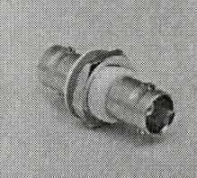 Einbauadapter (BNC-Kupplung auf BNC-Kupplung)
- im Wesentlichen bestehend aus einem spezifisch geformten Metallgehäuse (Gesamtlänge 32,5 mm),
  mittig mit einem Außensechskant, einem Sprengring und einem Dichtungsgummi, 
- mit einer Steckvorrichtung in Form einer BNC-Kupplung (Buchse) an beiden Enden 
  (koaxialer Steckverbinder mit Bajonettverschluss),
- zur Koaxialkabelmontage,
- isolierter Einbau,
- als HF-Steckverbindung,
- mit Delrin-Isolation (weiße Isolation),
- für eine Impedanz von 75 Ohm ausgelegt,
- für eine Spannung von weniger als 1000 Volt konzipiert,
- zum Herstellen einer elektrischen Steckverbindung mit einem entsprechenden Gegenkontakt.

Die Ware ist als "elektrisches Gerät zum Verbinden von elektrischen Stromkreisen, für eine Spannung von 1000 V oder weniger, Steckvorrichtung für Koaxialkabel" einzureihen.

Anlage: 1 Abbildung