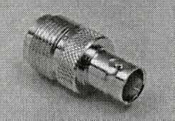 Adapter (BNC-Kupplung auf UHF-Kupplung)
- bestehend aus einem spezifisch geformten Metallkörper (Gesamtlänge 29,5 mm),
- als Kontaktelement zur Verbindung verschiedener Koaxialkabelstecksysteme,
- auf der einen Seite mit einer BNC-Kupplung (Buchse) mit Außengewinde und auf der 
  anderen Seite mit einer UHF-Kupplung (Buchse),
- mit Delrin-Isolation,
- für eine Impedanz von 50 Ohm,
- für eine Spannung von weniger als 1000 V konzipiert,
- zum Herstellen einer elektrischen Verbindung durch Einstecken der entsprechenden
  Gegenstücke.

Die Ware wird als "elektrisches Gerät zum Verbinden von elektrischen Stromkreisen, für eine
Spannung von 1000 V oder weniger, Steckvorrichtung für Koaxialkabel" eingereiht.

Anlage: 1 Abbildung
