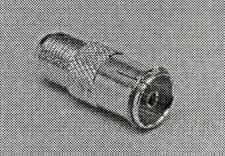 Adapter (F-Kupplung auf Koax-Kupplung)
- bestehend aus einem spezifisch geformten Metallkörper (Gesamtlänge 27 mm), Messing, vergoldet,
  mittig mit einer 6 mm breiten Rändelung,
- als Kontaktelement (Koaxialkabel-Steckverbindung),
- auf der einen Seite mit einer F-Kupplung (Buchse) mit Außengewinde und auf der anderen Seite mit einer
  Steckvorrichtung in Form einer Koax-Kupplung bzw. Koax-Quick-Kupplung (Buchse),
- für eine Spannung von weniger als 1000 V konzipiert,
- zum Herstellen einer elektrischen Verbindung durch Einstecken der entsprechenden
  Gegenstücke.

Die Ware wird als "elektrisches Gerät zum Verbinden von elektrischen Stromkreisen, für eine
Spannung von 1000 V oder weniger, Steckvorrichtung für Koaxialkabel" eingereiht.

Anlage: 1 Abbildung