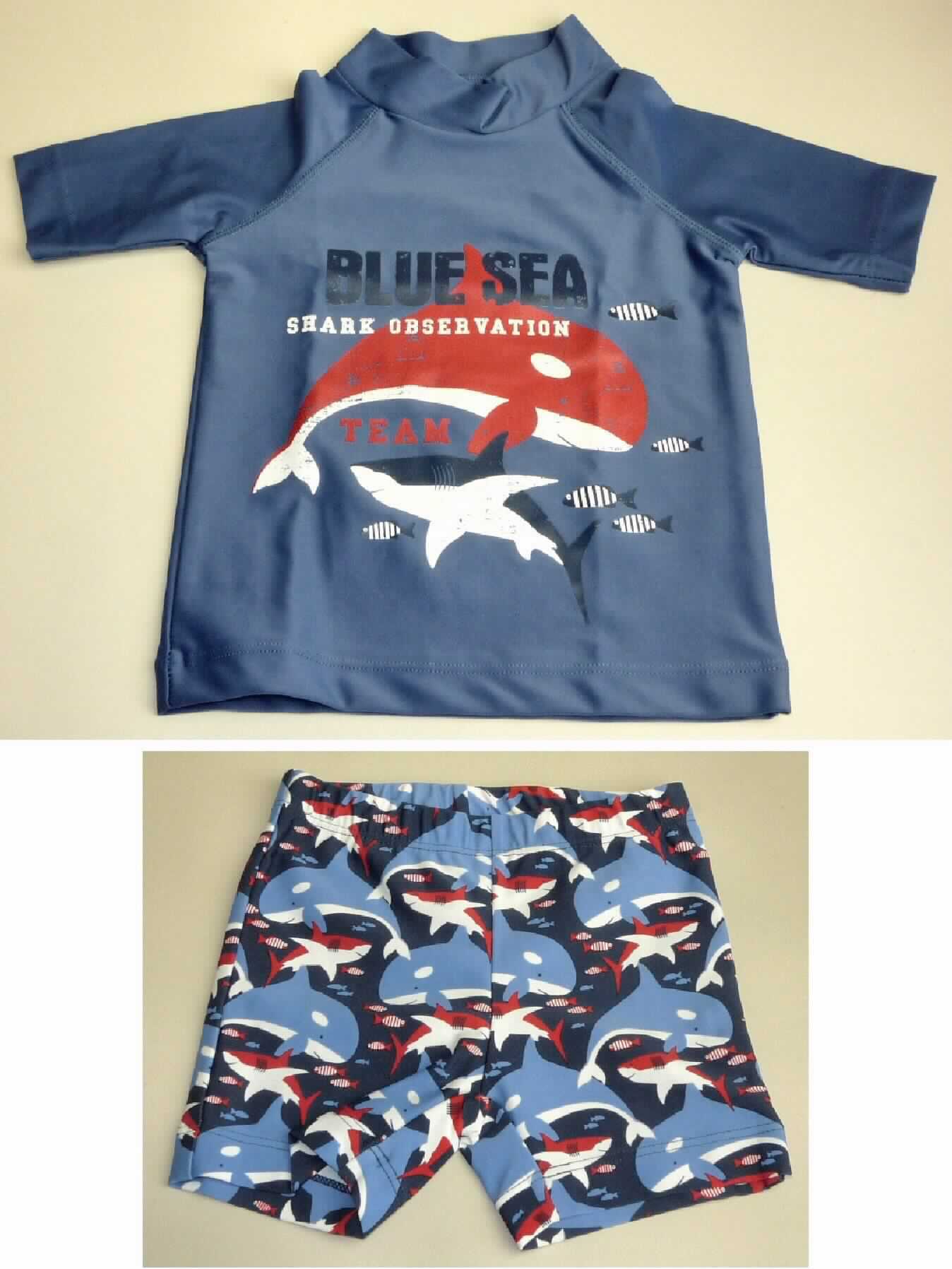 Kleidung für Kleinkinder, sog. Jungen+Mädchen-Schwimmset, Artikel 2551406, Größe 74/80, Foto siehe Anlage,
- zweiteilige Zusammenstellung aus Oberteil und Badehose,
- Oberteil:
-- aus etwa 0,6 mm dicken, einfarbigen Gewirken aus laut Antrag 82% Polyamid und 18% Elasthan (Elastomergarn,
   beides synthetische Chemiefasern),
-- vorn mit einem maritimen Motiv bedruckt,
-- etwa bis zum Schritt reichend (Rückenlänge: etwa 34 cm),
-- mit einem Stehkragen,
-- mit 1/2-langen Ärmeln,
-- am unteren Rand durch Umschlagen und Festnähen gesäumt,
- Badehose:
-- aus etwa 0,6 mm dicken, bunt bedruckten Gewirken aus laut Antrag 82% Polyamid und 18% Elasthan,
-- in der Taille abschließend; mit einem eingezogenen "Gummiband",
-- ohne Öffnung und ohne Verschluss,
-- im vorderen Bereich mit einem Gewirke unterlegt (Hygieneeinlage),
-- mit kurzen, gerade geschnittenen Hosenbeinen,
-- an den Beinabschlüssen durch Umschlagen und Festnähen,
- aufgrund der Größe für Kinder unter 18 Monaten bestimmt, somit Kleidung für Kleinkinder.

"Kleidung, aus Gewirken,  für Kleinkinder, aus synthetischen Chemiefasern"