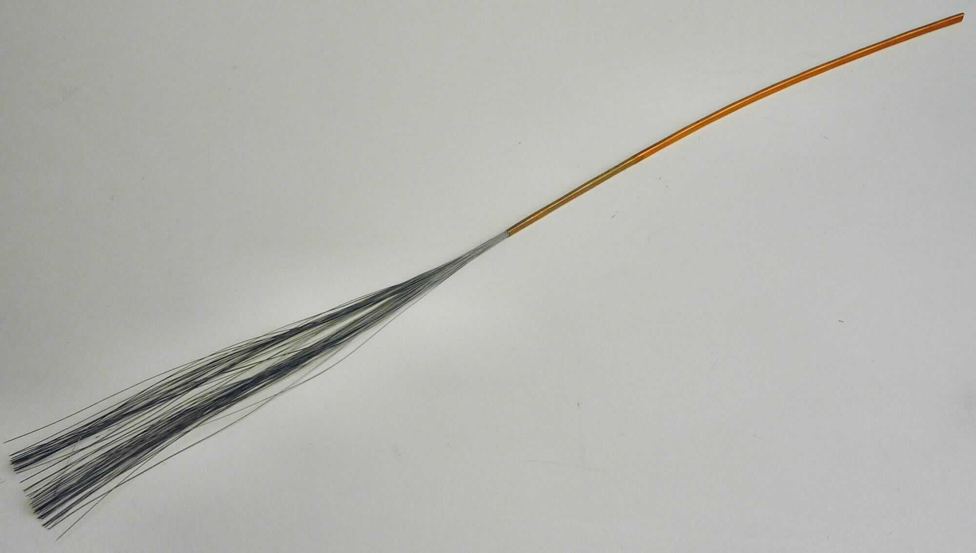 Supraleitender Wickeldraht,
isolierte elektrische Litze aus mehreren nicht isolierten Leitereinzeldrähten mit einem Durchmesser der Einzeldrähte von ca. 100 µm, für eine Spannung von maximal 1000 V,
zur Herstellung von Spulen für supraleitende Magnete.

Die Ware ist als "isolierter elektrischer Leiter, keine Ware der KN-Unterpositionen 8544 1110 bis 8544 3000, ohne Anschlussstücke, nicht von der für die Telekommunikation verwendeten Art, mit einem Durchmesser der Leitereinzeldrähte von weniger als 0,51 mm, für eine Spannung von 1000 V - supraleitender Wickeldraht" einzureihen.