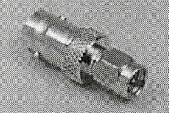 Adapter (SMA-Stecker auf BNC-Kupplung)
- bestehend aus einem spezifisch geformten Metallkörper (Gesamtlänge 27,5 mm),
  mit Außensechskant, Rändelgewinde und Bayonetverschluss,
- als Kontaktelement (Steckverbindung) zur Verbindung verschiedener Koaxialkabelstecksysteme,
- auf der einen Seite mit einem SMA-Stecker mit Innengewinde und auf der anderen Seite 
  mit einer BNC-Kupplung (Buchse),
- mit Teflon-Isolation,
- für eine Impedanz von 50 Ohm,
- für eine Spannung von weniger als 1000 V konzipiert,
- zum Herstellen einer elektrischen Verbindung durch Einstecken der entsprechenden
  Gegenstücke.

Die Ware wird als "elektrisches Gerät zum Verbinden von elektrischen Stromkreisen, für eine
Spannung von 1000 V oder weniger, Steckvorrichtung für Koaxialkabel" eingereiht.

Anlage: 1 Abbildung