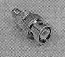 Adapter (SMA-Kupplung auf BNC-Stecker)
- bestehend aus einem spezifisch geformten Metallkörper (Gesamtlänge 29,5 mm),
  Messing vernickelt, mit Rändelgewinde,
- als Kontaktelement (Steckverbindung) zur Verbindung verschiedener Koaxialkabelstecksysteme,
- auf der einen Seite mit einer SMA-Kupplung (Buchse) mit Außengewinde und auf der anderen Seite 
  mit einem BNC-Stecker mit Bayonetverschluss ,
- mit Teflon-Isolation,
- für eine Impedanz von 50 Ohm,
- für eine Spannung von weniger als 1000 V konzipiert,
- zum Herstellen einer elektrischen Verbindung durch Einstecken der entsprechenden
  Gegenstücke.

Die Ware wird als "elektrisches Gerät zum Verbinden von elektrischen Stromkreisen, für eine
Spannung von 1000 V oder weniger, Steckvorrichtung für Koaxialkabel" eingereiht.

Anlage: 1 Abbildung