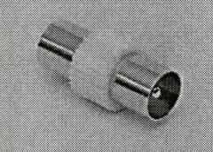 Adapter (Koax-Stecker auf Koax-Stecker)
- bestehend aus einem spezifisch geformten Metallkörper (Gesamtlänge 26 mm), Kupfer, vernickelt,
  mittig mit 8 mm breiter Kunststoffummantelung mit Rändelgewinde,
- als Kontaktelement (Koaxialkabel-Steckverbindung),
- beidseitig mit einer Steckvorrichtung (male),
- als Koaxial-Adapter (9,5 mm),
- für eine Spannung von weniger als 1000 V konzipiert,
- zum Herstellen einer elektrischen Verbindung durch Einstecken der entsprechenden
  Gegenstücke.

Die Ware wird als "elektrisches Gerät zum Verbinden von elektrischen Stromkreisen, für eine
Spannung von 1000 V oder weniger, Steckvorrichtung für Koaxialkabel" eingereiht.

Anlage: 1 Abbildung