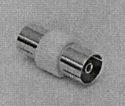 Adapter (Koax-Kupplung auf Koax-Kupplung),
- bestehend aus einem spezifisch geformten Metallkörper (Gesamtlänge: 26 mm),
- mittig mit einer Kunststoffummantelung,
- beidseitig mit einer Koax-Kupplung (Koaxial-Steckbuchse),
- als Koaxial-Adapter (9,5 mm),
- für eine Spannung von 1000 V oder weniger konzipiert,
- zum Herstellen einer elektrischen Verbindung (Koaxialkabelverbindung) durch das Einstecken 
  der entsprechenden Gegenkontakte.

Die Ware wird als "elektrisches Gerät zum Verbinden von elektrischen Stromkreisen, für eine Spannung von 1000 V oder weniger, Steckvorrichtung für Koaxialkabel" eingereiht.

Anlage: 1 Abbildung