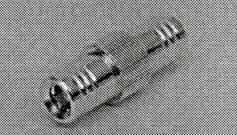 Adapter (SMB-Stecker auf SMB-Stecker)
- bestehend aus einem spezifisch geformten Metallkörper (Gesamtlänge 20.5 mm),
  vergoldet, mit Rändelgewinde,
- als Kontaktelement (Steckverbindung) zur Verbindung verschiedener Koaxialkabelstecksysteme,
- beidseitig mit einem SMB-Stecker,
- mit Teflon-Isolation,
- für eine Impedanz von 50 Ohm,
- für eine Spannung von weniger als 1000 V konzipiert,
- zum Herstellen einer elektrischen Verbindung durch Einstecken der entsprechenden
  Gegenstücke.

Die Ware wird als "elektrisches Gerät zum Verbinden von elektrischen Stromkreisen, für eine
Spannung von 1000 V oder weniger, Steckvorrichtung für Koaxialkabel" eingereiht.

Anlage: 1 Abbildung