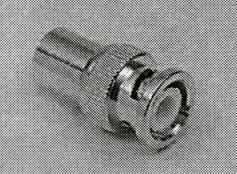 Adapter (BNC-Stecker auf FME-Stecker)
- bestehend aus einem spezifisch geformten Metallkörper (Gesamtlänge 27 mm) mit Rändelgewinde,
- als Kontaktelement (Steckverbindung) zur Verbindung verschiedener Koaxialkabelstecksysteme,
- auf der einen Seite mit einem BNC-Stecker und auf der anderen Seite mit einem FME-Stecker,
- mit Delrin-Isolation,
- für eine Impedanz von 50 Ohm,
- für eine Spannung von weniger als 1000 V konzipiert,
- zum Herstellen einer elektrischen Verbindung durch Einstecken der entsprechenden
  Gegenstücke.

Die Ware wird als "elektrisches Gerät zum Verbinden von elektrischen Stromkreisen, für eine
Spannung von 1000 V oder weniger, Steckvorrichtung für Koaxialkabel" eingereiht.

Anlage: 1 Abbildung