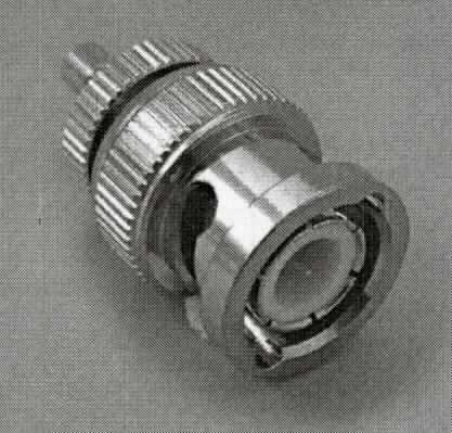 Adapter (BNC-Stecker auf SMB-Kupplung)
- bestehend aus einem spezifisch geformten Metallkörper (Gesamtlänge 26,7 mm) mit Rändelgewinde,
- als Kontaktelement (Steckverbindung) zur Verbindung verschiedener Koaxialkabelstecksysteme,
- auf der einen Seite mit einem BNC-Stecker und auf der anderen Seite mit einer SMB-Kupplung (Buchse),
- mit Teflon-Isolation,
- für eine Impedanz von 50 Ohm,
- für eine Spannung von weniger als 1000 V konzipiert,
- zum Herstellen einer elektrischen Verbindung durch Einstecken der entsprechenden
  Gegenstücke.

Die Ware wird als "elektrisches Gerät zum Verbinden von elektrischen Stromkreisen, für eine
Spannung von 1000 V oder weniger, Steckvorrichtung für Koaxialkabel" eingereiht.

Anlage: 1 Abbildung