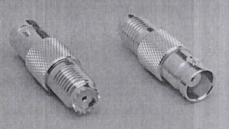 Adapter (BNC-Kupplung auf Mini-UHF-Kupplung)
- bestehend aus einem spezifisch geformten Metallkörper (Gesamtlänge 31,5 mm),
- als Kontaktelement zur Verbindung verschiedener Koaxialkabelstecksysteme,
- auf der einen Seite mit einer BNC-Kupplung (Buchse) mit Außengewinde und auf der 
  anderen Seite mit einer Mini-UHF-Kupplung (Buchse),
- mit Delrin-Isolation,
- für eine Impedanz von 50 Ohm,
- für eine Spannung von weniger als 1000 V konzipiert,
- zum Herstellen einer elektrischen Verbindung durch Einstecken der entsprechenden
  Gegenstücke.

Die Ware wird als "elektrisches Gerät zum Verbinden von elektrischen Stromkreisen, für eine
Spannung von 1000 V oder weniger, Steckvorrichtung für Koaxialkabel" eingereiht.

Anlage: 1 Abbildung