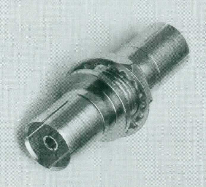 Einbauadapter (Koax-Kupplung auf Koax-Kupplung),
- bestehend aus einem spezifisch geformten Metallkörper (Gesamtlänge: 38,5 mm),
- mittig mit Flansch, Klemmscheibe und Sechskantmutter,
- beidseitig mit einer Koax-Kupplung (Koaxial-Steckbuchse),
- als Hochfrequenzsteckverbinder,
- mit einer Impedanz von 75 Ohm,
- für eine Spannung von 1000 V oder weniger konzipiert,
- zum Herstellen einer elektrischen Verbindung (Koaxialkabelverbindung) durch das Einstecken 
  der entsprechenden Gegenkontakte.

Die Ware wird als "elektrisches Gerät zum Verbinden von elektrischen Stromkreisen, für eine Spannung von 1000 V oder weniger, Steckvorrichtung für Koaxialkabel" eingereiht.

Anlage: 1 Abbildung