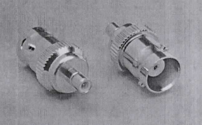 Adapter (SMB-Kupplung auf BNC-Kupplung)
- bestehend aus einem spezifisch geformten Metallkörper (Gesamtlänge 23,2 mm),
  Messing vernickelt, mit Rändelgewinde,
- als Kontaktelement (Steckverbindung) zur Verbindung verschiedener Koaxialkabelstecksysteme,
- auf der einen Seite mit einer SMB-Kupplung (Buchse) und auf der anderen Seite 
  mit einer BNC-Kupplung (Buchse),
- mit Teflon-Isolation,
- für eine Impedanz von 50 Ohm,
- für eine Spannung von weniger als 1000 V konzipiert,
- zum Herstellen einer elektrischen Verbindung durch Einstecken der entsprechenden
  Gegenstücke.

Die Ware wird als "elektrisches Gerät zum Verbinden von elektrischen Stromkreisen, für eine
Spannung von 1000 V oder weniger, Steckvorrichtung für Koaxialkabel" eingereiht.

Anlage: 1 Abbildung