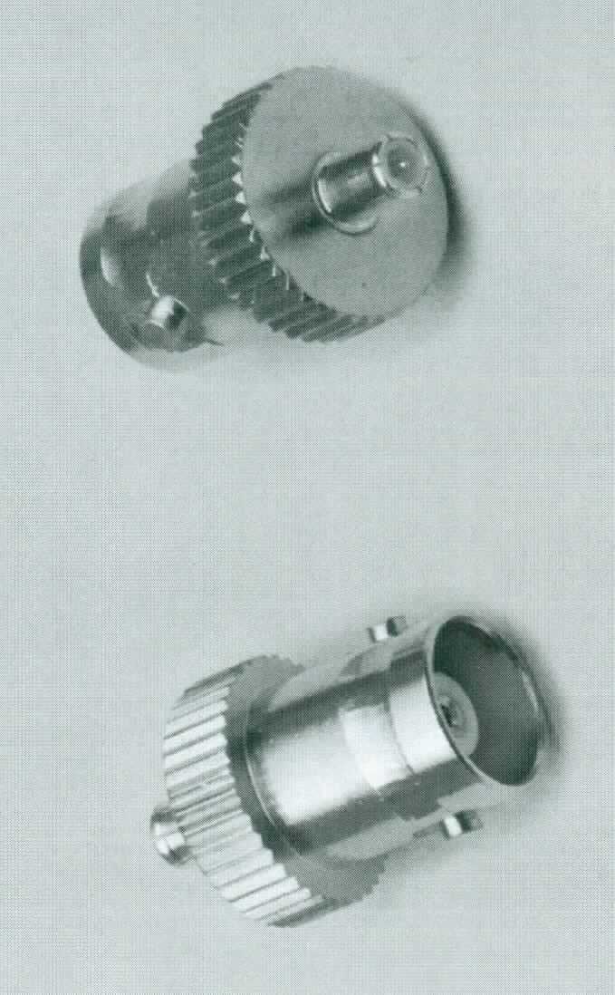 Adapter (MCX-Stecker auf BNC-Kupplung)
- im Wesentlichen bestehend aus einem spezifisch geformten Metallgehäuse (Gesamtlänge ca. 20,7 mm) 
  mit Rändelung und Bajonettverschluss, 
- mit einer Steckvorrichtung in Form eines MCX-Steckers auf der einen Seite und 
  einer BNC-Kupplung (Buchse) auf der anderen Seite, 
- zur Koaxialkabelmontage,
- als HF-Steckverbindung,
- mit Teflon-Isolation,
- für eine Impedanz von 50 Ohm ausgelegt,
- für eine Spannung von weniger als 1000 Volt konzipiert,
- zum Herstellen einer elektrischen Steckverbindung mit einem entsprechenden Gegenkontakt.

Die Ware ist als "elektrisches Gerät zum Verbinden von elektrischen Stromkreisen, für eine Spannung von 1000 V oder weniger, Steckvorrichtung für Koaxialkabel" einzureihen.

Anlage: 1 Abbildung