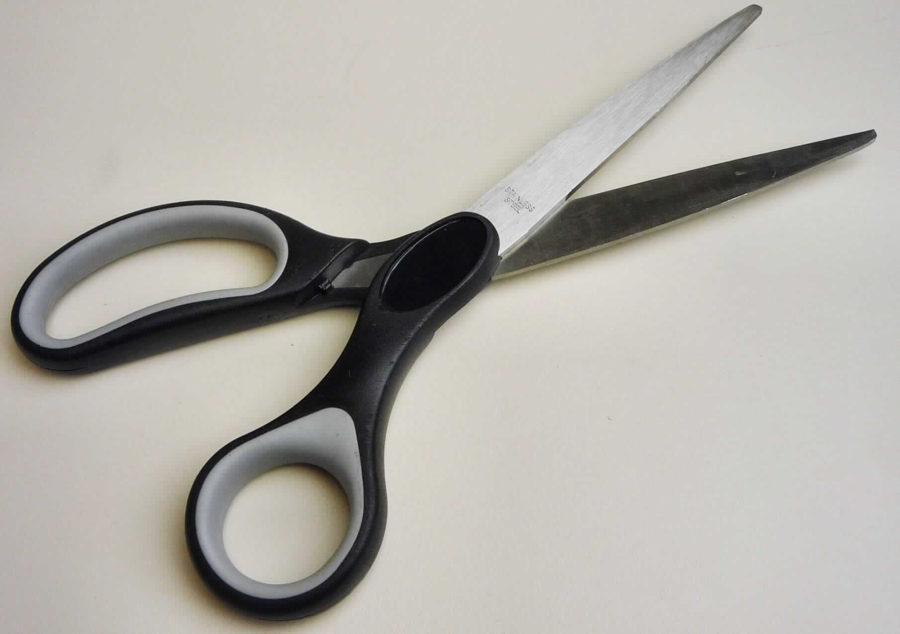 Sog. Allzweckschere

- mit freiem Arm zu betätigendes Erzeugnis

- aus zwei um einen Stift x-förmig beweglich gelagerten Scherenblättern aus Stahl,
  die mit zwei Griffschalen aus Kunststoff verbunden sind

- zur leichteren Handhabung sind die Enden der Griffschalen jeweils zu einer Öse zum
  Durchstecken des Daumens oder eines anderen Fingers ausgearbeitet

- in einer Geschenkbox aus Pappe mit Schaumstoffeinlage verpackt

Abbildung siehe Anlage.

Derartige Erzeugnisse gehören als "Scheren, mit arbeitendem Teil aus unedlem Metall"
zur Codenummer 8213 0000 00 0.