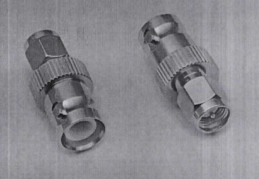 Adapter (Reverse-BNC-Kupplung auf SMA-Stecker)
- im Wesentlichen bestehend aus einem spezifisch geformten Metallgehäuse (Gesamtlänge 26,2 mm) 
  mit Außensechskant, Rändelung und Bajonettverschluss, 
- mit einer Steckvorrichtung in Form einer Reverse-BNC-Kupplung auf der einen Seite und 
  einem SMA-Stecker auf der anderen Seite, 
- zur Koaxialkabelmontage,
- mit Teflon-Isolation,
- für eine Impedanz von 50 Ohm ausgelegt,
- für eine Spannung von weniger als 1000 Volt konzipiert,
- zum Herstellen einer elektrischen Steckverbindung mit einem entsprechenden Gegenkontakt.

Die Ware ist als "elektrisches Gerät zum Verbinden von elektrischen Stromkreisen, für eine Spannung von 1000 V oder weniger, Steckvorrichtung für Koaxialkabel" einzureihen.

Anlage: 1 Abbildung