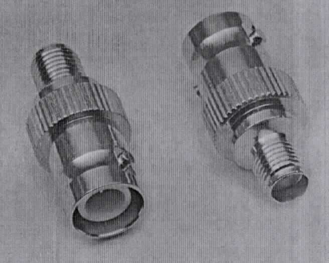 Adapter (Reverse-BNC-Kupplung auf SMA-Kupplung)
- im Wesentlichen bestehend aus einem spezifisch geformten Metallgehäuse (Gesamtlänge 25,6 mm) 
  mit Außengewinde, Rändelung und Bajonettverschluss, 
- mit einer Steckvorrichtung in Form einer Reverse-BNC-Kupplung auf der einen Seite und 
  einer SMA-Kupplung (Buchse) auf der anderen Seite, 
- zur Koaxialkabelmontage,
- mit Teflon-Isolation,
- für eine Impedanz von 50 Ohm ausgelegt,
- für eine Spannung von weniger als 1000 Volt konzipiert,
- zum Herstellen einer elektrischen Steckverbindung mit einem entsprechenden Gegenkontakt.

Die Ware ist als "elektrisches Gerät zum Verbinden von elektrischen Stromkreisen, für eine Spannung von 1000 V oder weniger, Steckvorrichtung für Koaxialkabel" einzureihen.

Anlage: 1 Abbildung