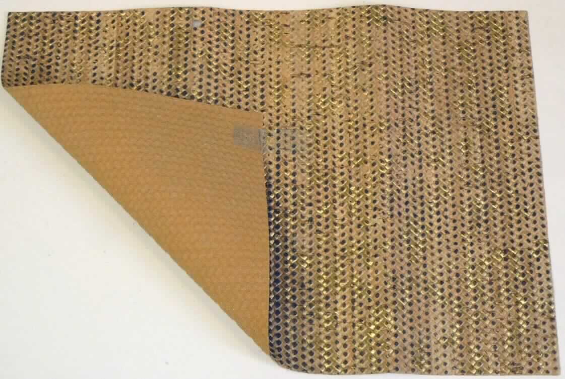 Gewebe, Foto siehe Anlage,
- als Meterware, mit einer Breite laut Antrag von 140 cm,
- laut Untersuchungsergebnis:
-- Gewebe in Leinwandbindung,
-- auf der Oberfläche vollständig mit Klebstoff bestrichen und mit einer mit dem bloßen Auge wahrnehmbaren 
   Deckschicht aus Kork versehen,
-- bedruckt und geprägt (Flechtoptik),
- ohne in den Klebstoff eingebettete Kügelchen.

"Gewebe, bestrichen, anderes als in den Positionen 5901 bis 5906 genannte, ohne in Klebstoff eingebettete 
 Kügelchen"