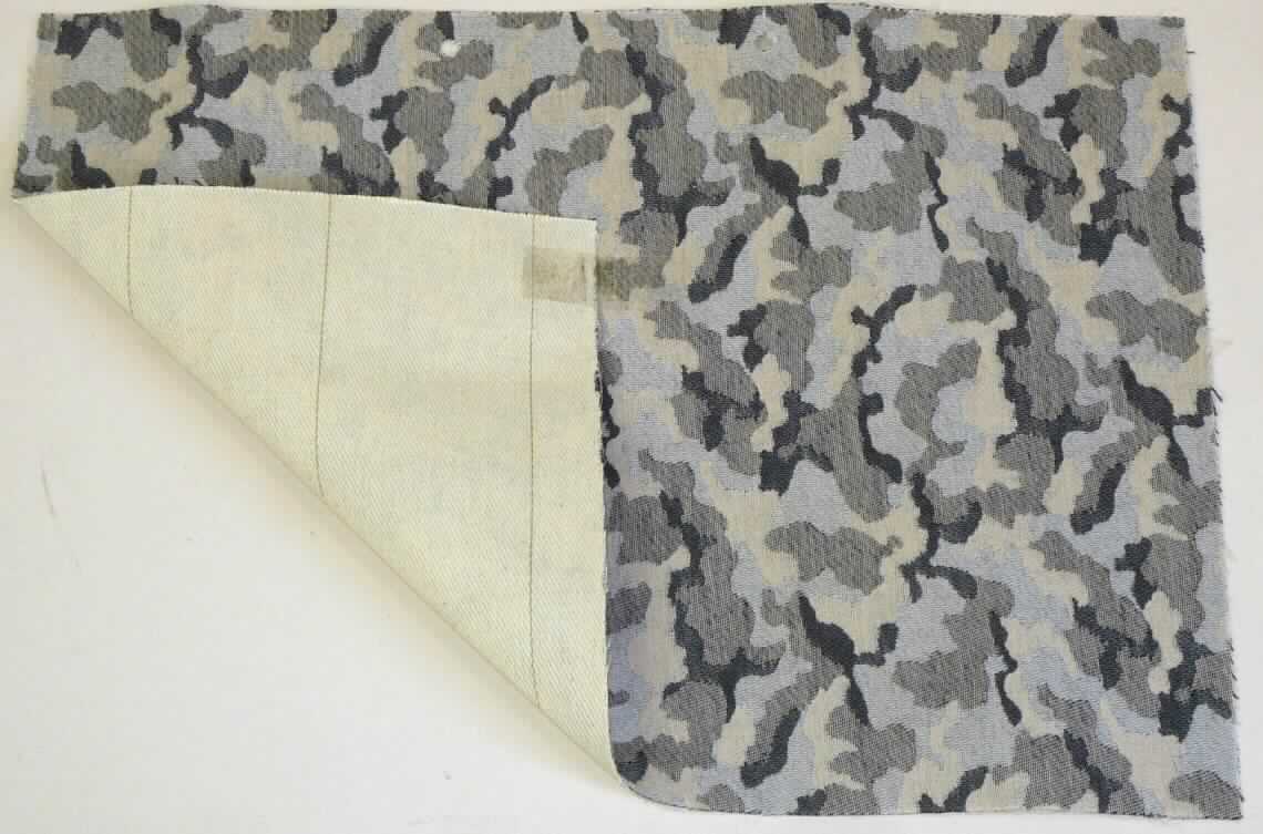 Textillaminat, Foto siehe Anlage,
- als Meterware, lt. Antrag mit einer Breite von 140 cm,
- lt. Untersuchungsergebnis:
-- aus zwei mit ihrer ganzen Fläche aufeinanderliegenden und so miteinander durch Kleben verbundenen Lagen:
--- Oberlage (Schauseite): 
---- buntgewebtes Jacquardgewebe,
---- mit hellen Kettgarnen aus synthetischen Filamenten (laut Antrag: Polyester),
---- mit beigen und schwarzen Schussgarnen aus lt. Antrag Baumwolle,
---- die Antragsangaben von 45 % Polyester (synthetische Chemiefasern) und 55 % Baumwolle können als 
     zutreffend angesehen werden,
---- mit einem Quadratmetergewicht von 208 g,
---- kein Denimgewebe,
---- nicht auf Handwebstühlen hergestellt,
--- Unterlage: 
---- buntgewebtes Gewebe in Köperbindung (4-bindiger Köper) aus Baumwolle,
- im Hinblick auf die Verwendung verleiht das die Schauseite bildende Jacquardgewebe der Ware ihren 
  wesentlichen Charakter.

"Gewebe aus Baumwolle, mit einem Anteil an Baumwolle von weniger als 85 GHT, ausschließlich mit 
 Chemiefasern gemischt, mit einem Quadratmetergewicht von mehr als 200 g, buntgewebt, andere als in den
 Unterpositionen 5211 41 bis 5211 43 genannte, Jacquard-Gewebe, nicht auf Handwebstühlen hergestellt"