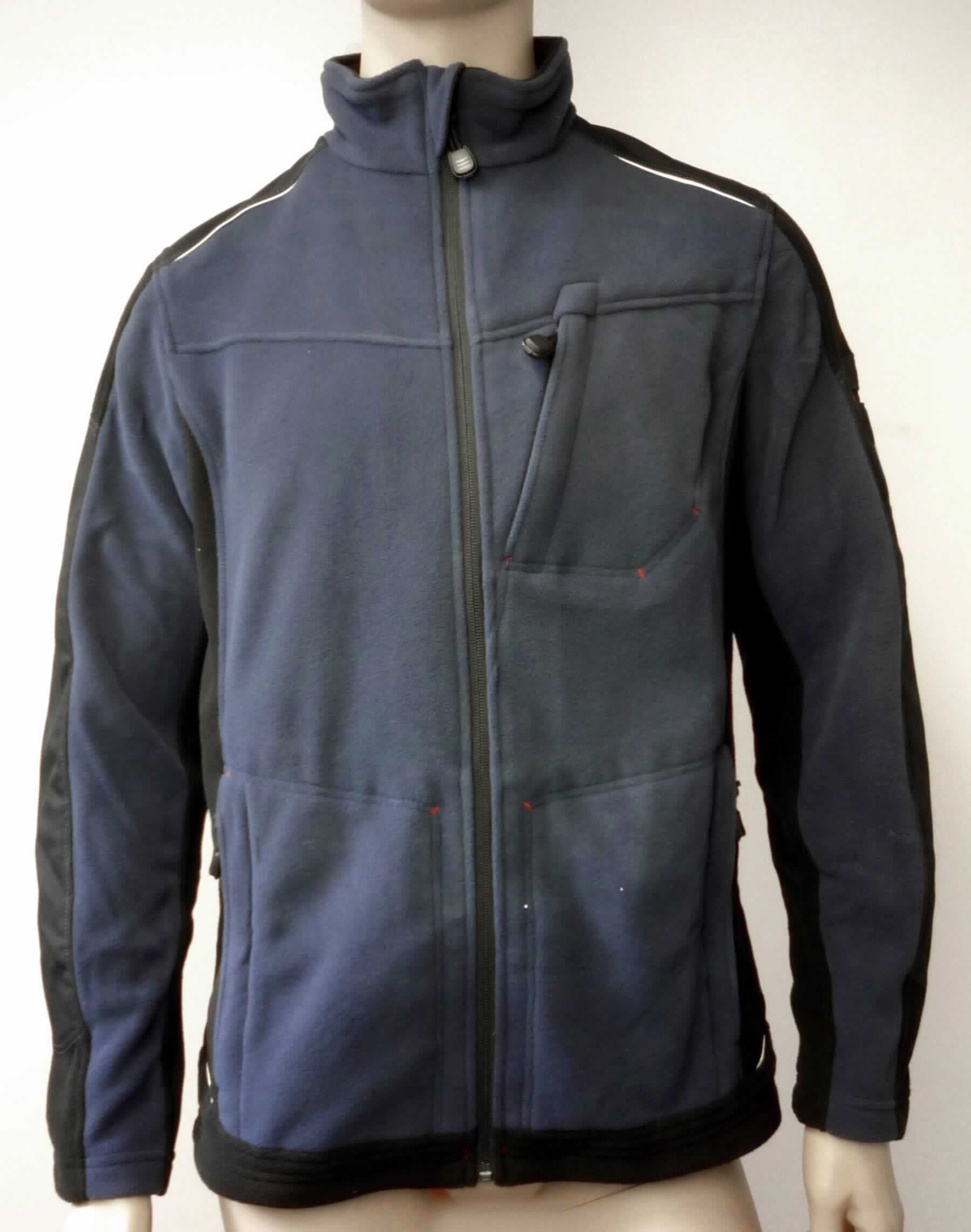 Jacke, sog. Herren Fleecejacke, Größe S, Foto siehe Anlage,
- aus ca. 2,8 mm dicken, verschiedenen einfarbigen, beidseitig gerauten Gewirken (sog. Fleece) aus laut Antrag 
  100 % Polyester (synthetische Chemiefasern),
- Teile des Kragens und der Ärmel sowie im Bereich der Schultern mit ein- und aufgesetzten Zuschnitten aus
  Geweben,
- über den Schritt reichend (Rückenlänge: ca. 74 cm),
- mit einem Stehkragen,
- in Bahnen gearbeitet,
- vorn mit einer durchgehenden Öffnung mit einem bis in die Kragenspitzen reichenden Reißverschluss; am oberen 
  Rand mit einer kurzen Überlappung von rechts über links (Frauenkleidung; somit keine Ware der Position 6103),
- mit langen Ärmeln,
- vorn mit einer eingesetzten Tasche im Brustbereich und zwei eingesetzten Taschen mit Reißverschluss unterhalb 
  der Taille,
- mit reflektierenden Paspeln versehen,
- am unteren Rand durch Umschlagen und Festnähen gesäumt,
- stellt sich aufgrund des Schnitts als Jacke dar, somit keine Strickjacke,
- insbesondere im Hinblick auf den Umfang bestimmen die Gewirke den Charakter der Ware.

"Jacke, aus Gewirken, für Frauen, aus synthetischen Chemiefasern"