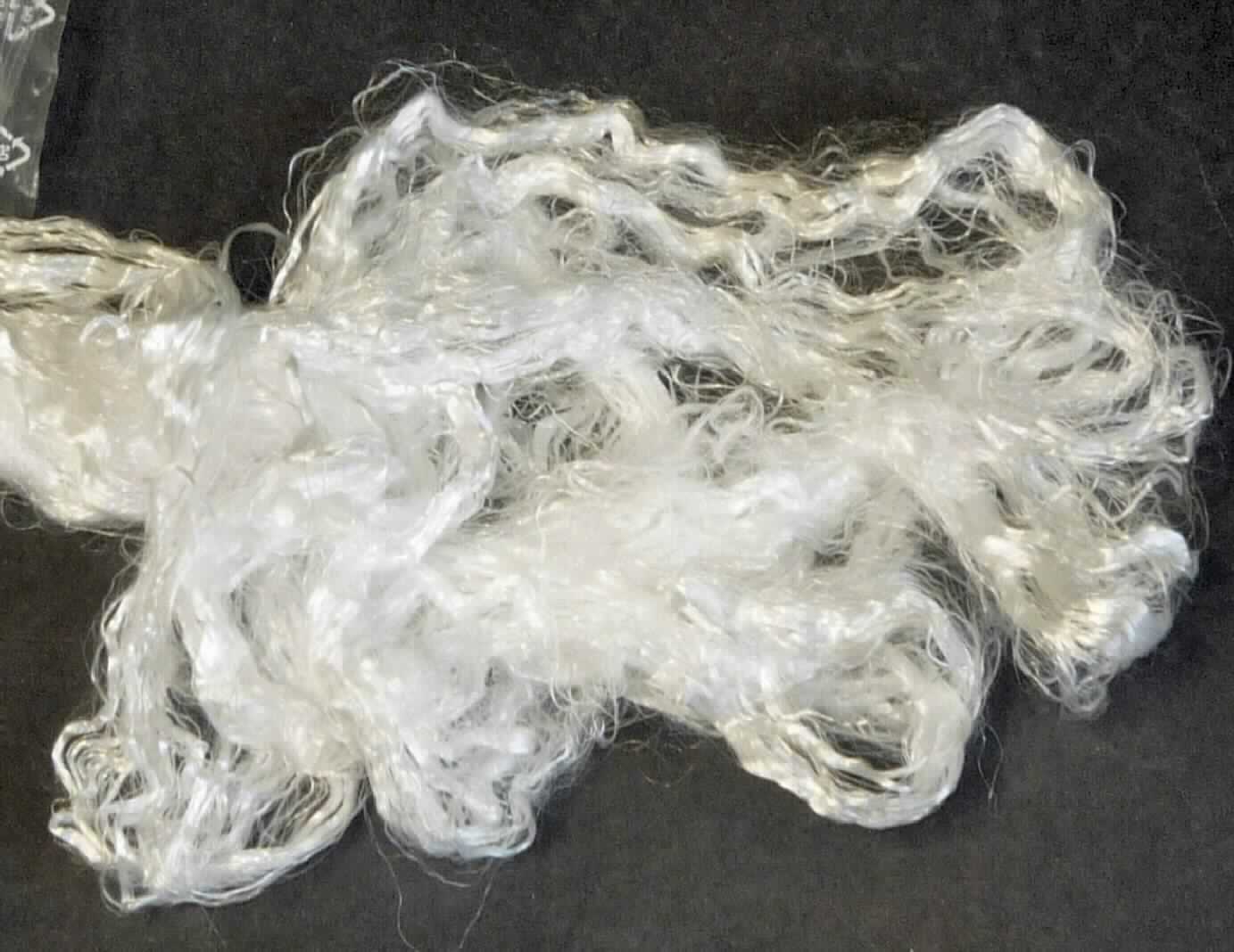 Garn, sog. Muster Nr. 10 PP/PE Biko Kabel, Foto siehe Anlage,
- verpackt in Form von Ballen,
- laut Untersuchungsergebnis:
-- aus nicht texturierten synthetischen Filamenten mit einer Biokomponetenstruktur (Kern/Mantel), bestehend
   aus einem überwiegenden Kern aus Polyprophylen und einem Mantel aus Polyethylen,
-- ungedreht, somit kein Bindfaden,
-- ungezwirnt, somit weder ein Nähgarn noch in Aufmachung für den Einzelverkauf,
-- mit einer Länge von mehr als 2 m,
-- mit einem Einzeltiter von weniger als 67 dtex,
-- ohne Verschmutzungen, somit kein Abfall,
-- nicht verstreckt (sehr hohe Dehnung), somit kein Kabel der Position 5501.

"Garn aus synthetischen Filamenten, kein Nähgarn, nicht in Aufmachung für den Einzelverkauf, 
 anderes als in den Unterpositionen 5402 11 bis 5402 39 genannte, ungezwirnt, ungedreht, anderes als in den 
 Unterpositionen 5402 44 bis 5402 47 genannte, aus Polypropylen"