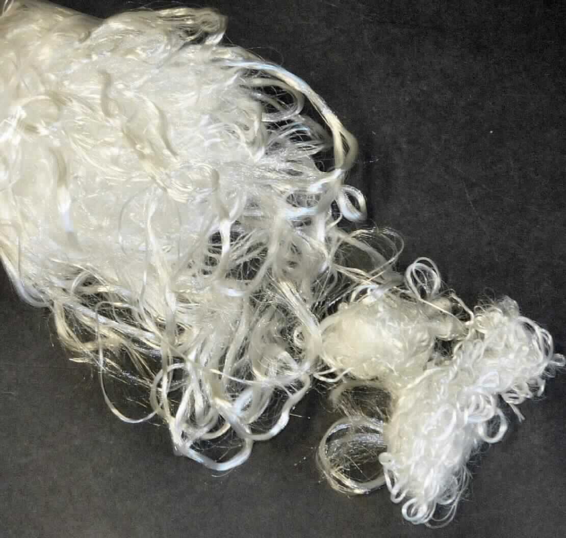 Kabel, sog. Muster Nr. 9 Polyester auf PET Basis, Foto siehe Anlage,
- laut Untersuchungsergebnis:
-- verpackt als Ballen in Form von Kabeln,
-- mit einer Länge von mehr als 2 m,
-- aus synthetischen Filamenten laut Antrag aus Polyester (Bündel parallel liegender Filamente von einheitlicher
   und gleicher Länge wie das Kabel),
-- mit einem Einzeltiter der Filamente von weniger als 67 dtex,
-- ohne Dehnung, somit verstreckt,
-- mit einem Gesamttiter von mehr als 20.000 dtex,
-- ohne Drehung,
-- ohne Verschmutzungen, somit kein Abfall.

"Kabel aus synthetischen Filamenten, aus Polyester"
