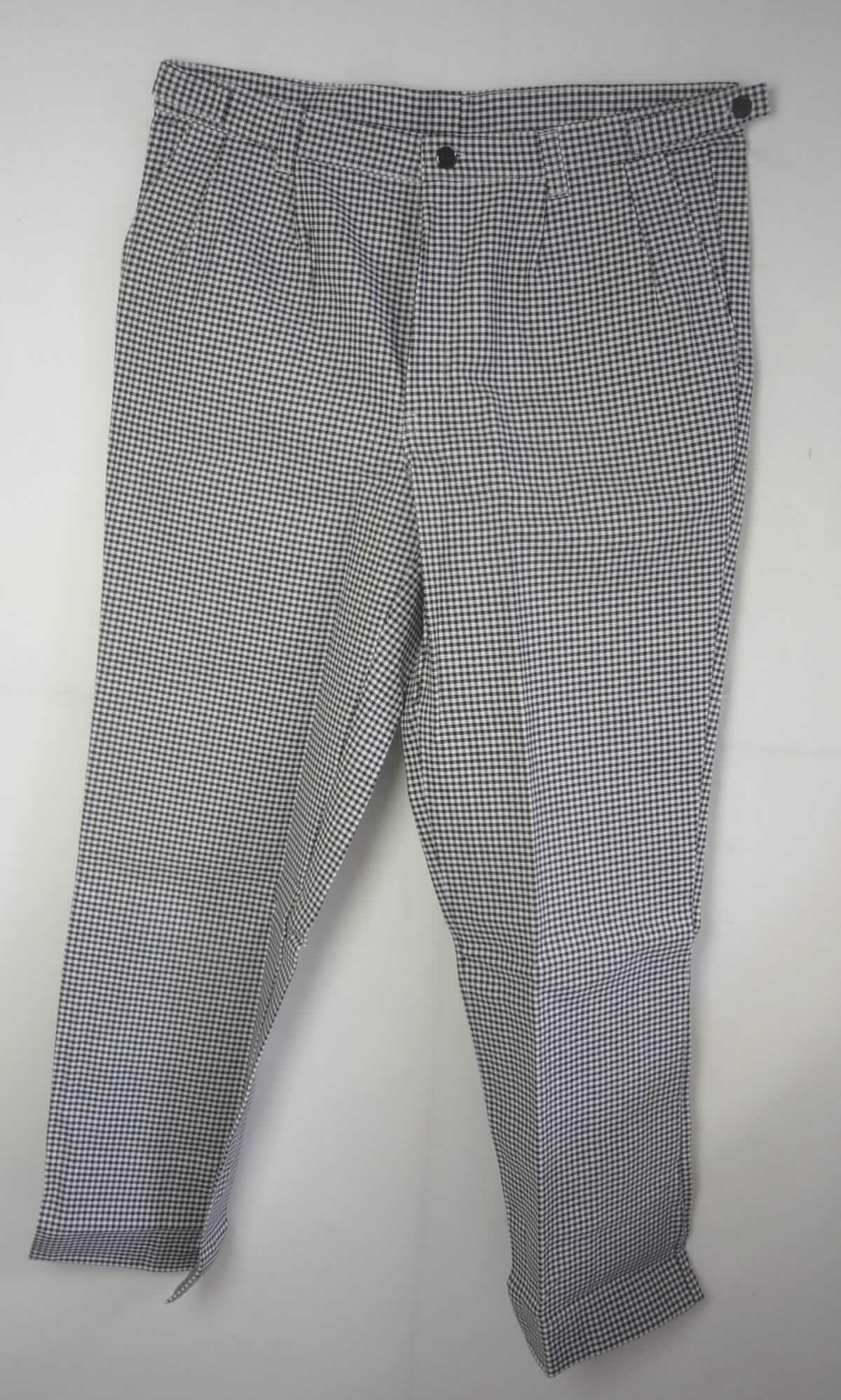 Lange Hose, sog. Kochhose, Größe 52, Foto siehe Anlage,
- aus ca. 0,6 mm dicken, buntgewebten, strapazierfähigen Geweben aus laut Antrag 100 % Baumwolle, 
- in der Taille abschließend, mit angesetztem Bund mit Gürtelschlaufen, seitlich mit Riegeln zu verengen,
- vorn mit einer Öffnung mit Knopfverschluss und Patte von links über rechts (Männerkleidung), somit keine
  Ware der Position 6204,
- seitlich mit zwei eingesetzten, offenen Taschen und  mit einer aufgesetzten, offenen Gesäßtasche,
- mit knöchellangen Hosenbeinen,
- an den Beinabschlüssen durch Umschlagen und Festnähen gesäumt,
- lässt erkennen, dass sie dazu bestimmt ist, ausschließlich oder hauptsächlich zum Schutz anderer Kleidungs-
  stücke und/oder Personen bei Ausübung einer Gewerbe-, Berufs- oder Haushaltstätigkeit getragen zu werden.  

"Lange Hose, aus Geweben, für Männer, aus Baumwolle, Arbeits- und Berufskleidung"