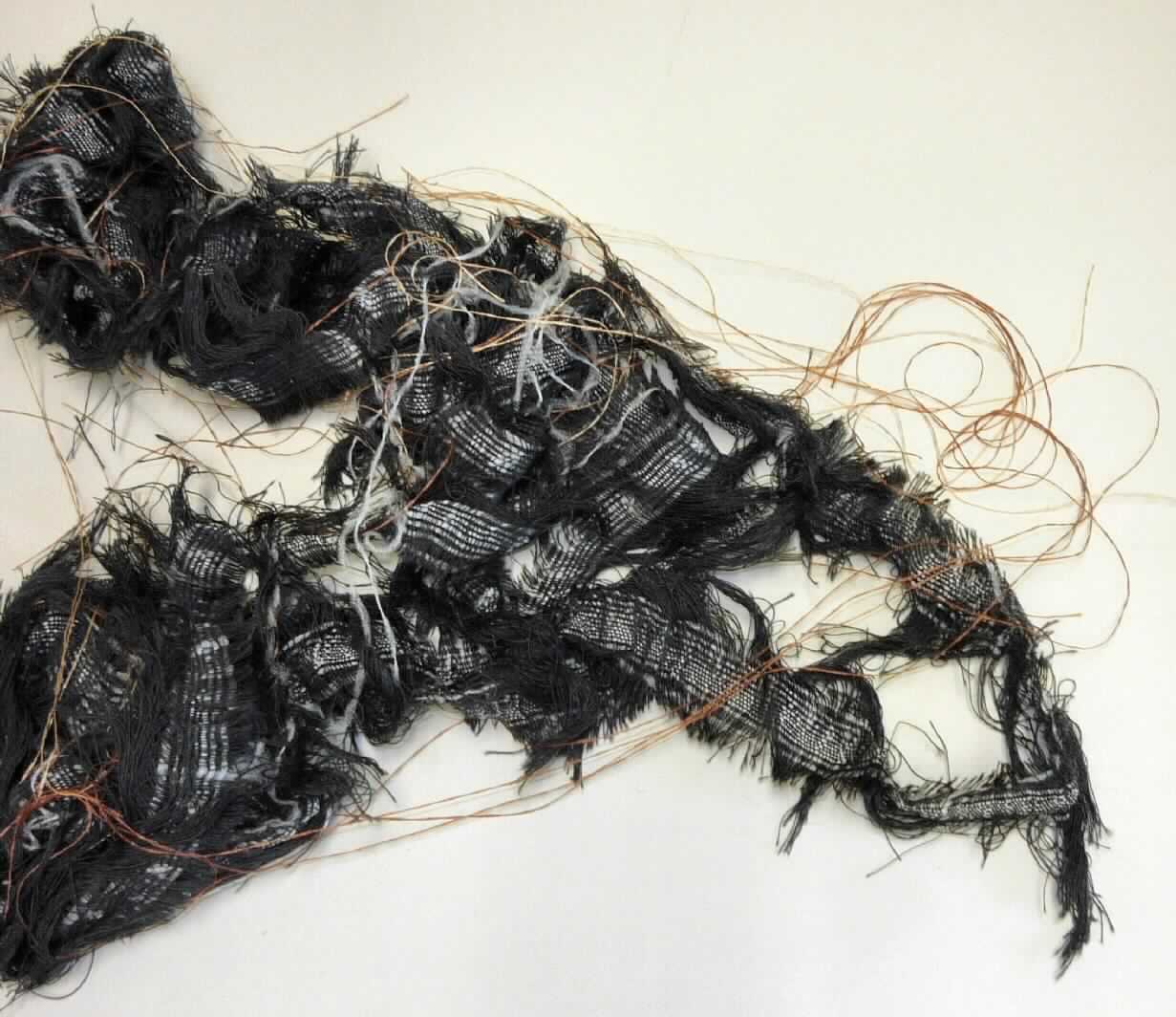 Lumpen aus Spinnstoffen, sog. Muster Nr. 7, Webkanten schwarz/grau, Foto siehe Anlage, 
- die Waren werden durch Spinnstoffabschnitte in Form von sog. (Web-) Kantenabfällen aus buntgewebten 
  (schwarz/grau) Geweben aus Spinnstoffen veranschaulicht,
- die Spinnstoffabschnitte fallen laut Antrag beim Produktionsprozess an,
- von unterschiedlicher Länge, mit ausgeriefelten Kanten,
- sortiert, da alle Schnittabfälle laut Antrag aus (Web-)Kantenabfällen aus buntgewebten (schwarz/grau) Geweben 
  aus Spinnstoffen bestehen,
- dient laut Antrag zur Rohstoffgewinnung.

"Lumpen, aus Spinnstoffen, sortiert"
