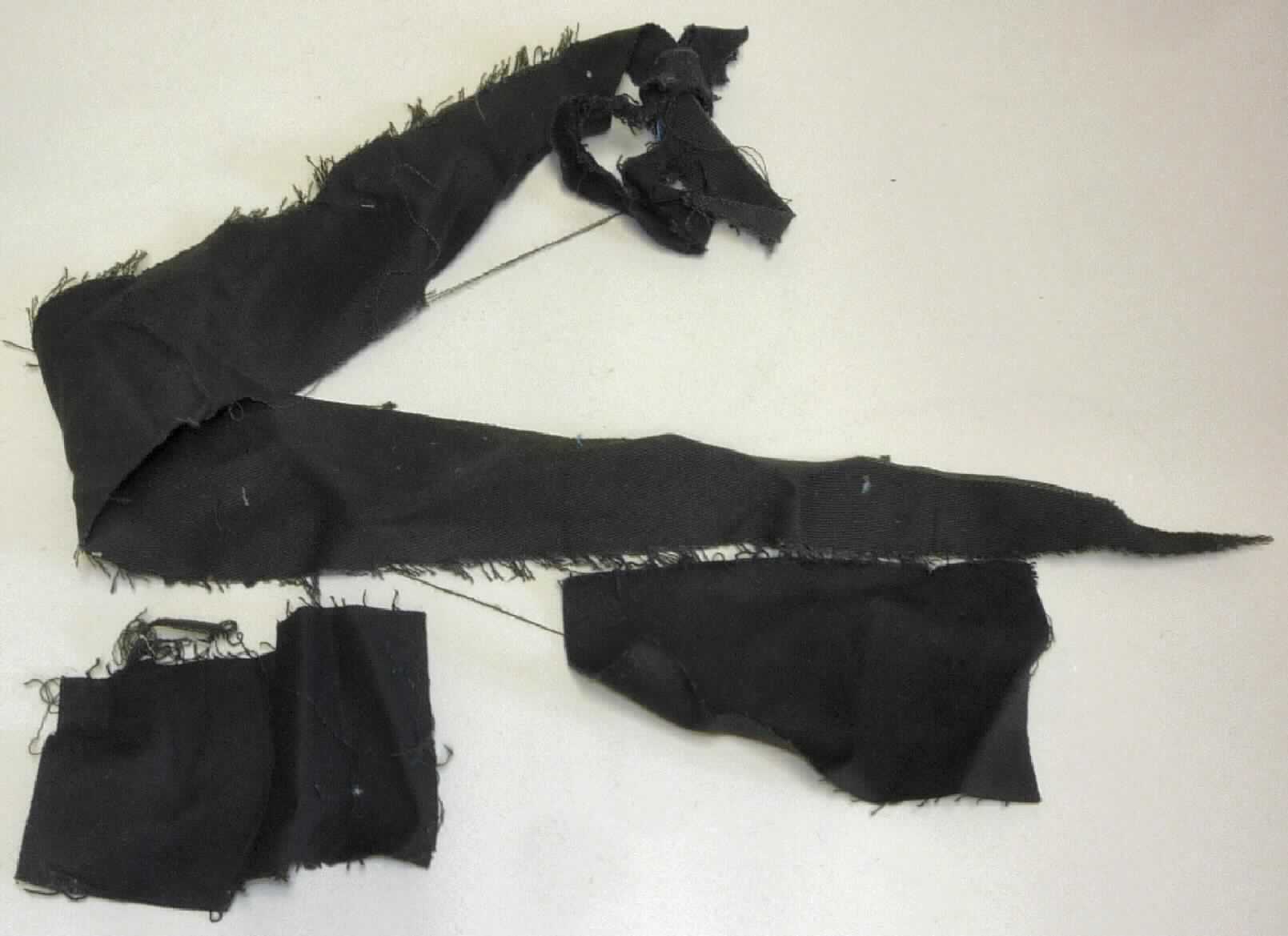 Lumpen aus Spinnstoffen, sog. Muster Nr. 5, Stoffabschnitte schwarz, Foto siehe Anlage, 
- die Ware wird veranschaulicht durch Spinnstoffabschnitte in Form von sog. Schneideabfällen aus einfarbigen 
  (schwarz) Geweben aus Spinnstoffen,
- die Spinnstoffabschnitte fallen laut Antrag beim Produktionsprozess an,
- in unterschiedlicher Form unregelmäßig zugeschnitten (in Abmessungen von weniger als 100 cm x 100 cm);
  anders als quadratisch oder rechteckig (somit konfektioniert),
- sortiert, da alle Schneideabfälle laut Antrag aus schwarzen Geweben aus Spinnstoffen bestehen,
- es handelt sich nicht um gezielt zugeschnittene Abschnitte, somit sind die Spinnstoffabschnitte keine Waren der
  Position 6307
- dient laut Antrag der Rohstoffgewinnung.

"Lumpen, aus Spinnstoffen, sortiert"