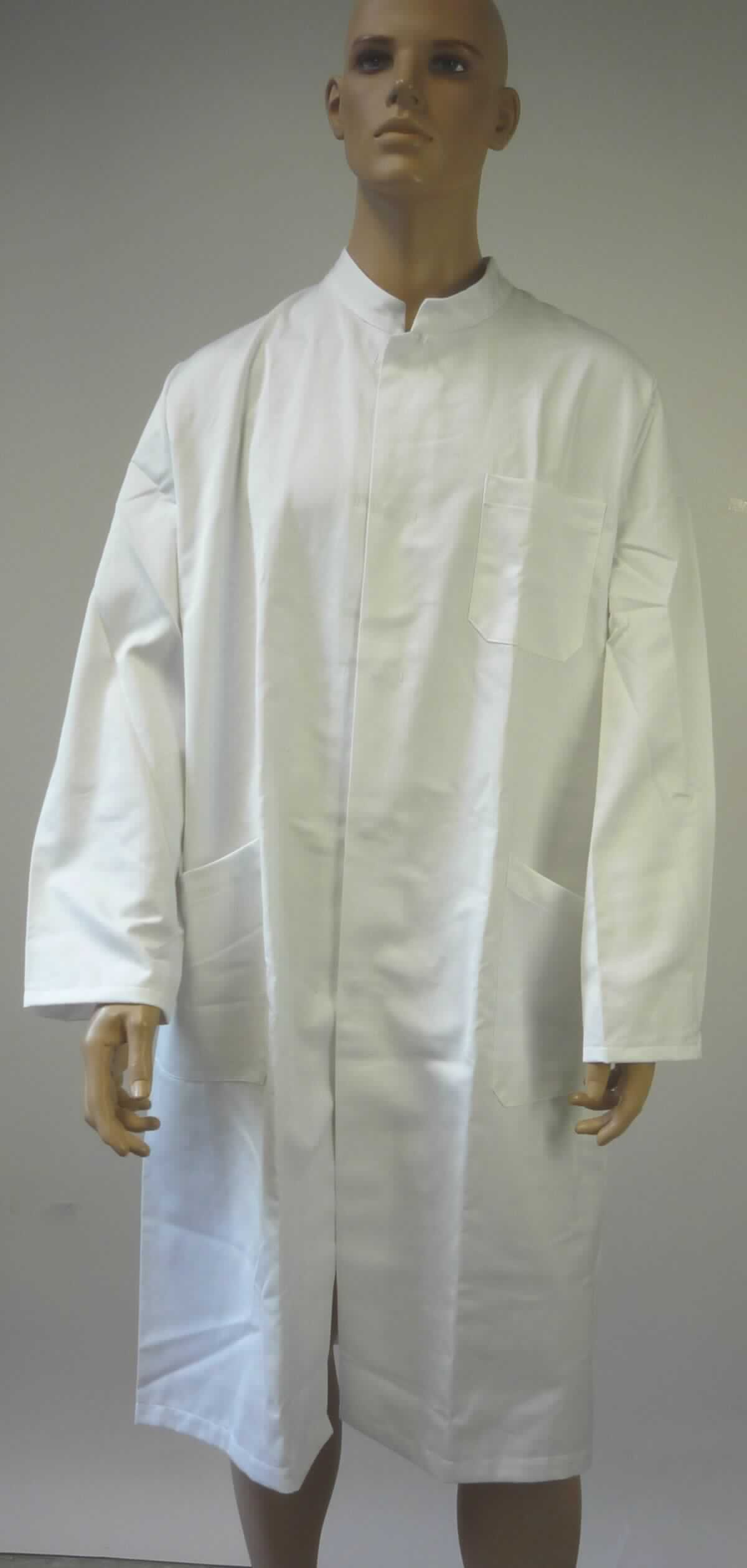 Kittel, sog. Herren Kittel, Größe 54, Foto siehe Anlage,
- aus ca. 0,5 mm dicken, einfarbigen Geweben aus laut Antrag 60 % Baumwolle und 40 % Polyester (synthetische 
  Chemiefasern),
- über das Knie reichend (Rückenlänge: ca. 115 cm); damit weder eine Ware der Position 6203 noch der 
  Position 6205,
- mit einem Stehkragen,  
- vorn mit einer durchgehenden Öffnung mit Druckknopfverschluss von links über rechts (Männerkleidung), 
- im Bereich der Taille mittels angenähter Bänder mit Druckknopfverschluss zu verengen,
- mit langen Ärmeln, 
- vorn mit einer aufgesetzten, offenen Tasche im Brustbereich und zwei aufgesetzten, offenen Taschen 
  unterhalb der Taille,   
- mit einem ca. 46 cm hochreichenden Rückenschlitz,
- am unteren Rand durch Umschlagen und Festnähen gesäumt,
- erkennbar dazu bestimmt, ausschließlich oder hauptsächlich zum Schutz anderer Kleidungsstücke und/oder 
  Personen bei Ausübung einer Gewerbe-, Berufs- oder Haushaltstätigkeit getragen zu werden,
- wird im Allgemeinen nicht über jeder anderen Kleidung und zum Schutz gegen das Wetter getragen, somit keine
  Ware der Unterposition 6201 12.

"Andere Kleidung (Kittel), aus Geweben, für Männer, aus Baumwolle, Arbeits- und Berufskleidung"