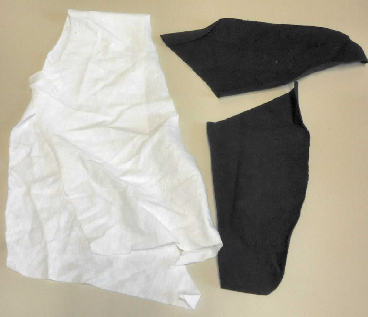 Lumpen aus Spinnstoffen, sog. Muster Nr. 3, Stoffabschnitte, weiß, stretch, Muster Nr. 4, schwarz, 
Foto siehe Anlage, 
- die Waren werden durch Spinnstoffabschnitte in Form von sog. Schneideabfällen aus einfarbigen (weiß oder 
  schwarz) Gewirken aus Spinnstoffen veranschaulicht, 
- die Spinnstoffabschnitte fallen laut Antrag beim Produktionsprozess an,
- in unterschiedlicher Form unregelmäßig zugeschnitten (in Abmessungen von weniger als 100 cm x 100 cm); 
  anders als quadratisch oder rechteckig (somit konfektioniert),
- sortiert, da alle Schnittabfälle laut Antrag aus Schneideabfällen aus einfarbigen (schwarz oder weiß) Gewirken 
  aus Spinnstoffen bestehen,
- es handelt sich nicht um gezielt zugeschnittene Abschnitte, somit sind die Spinnstoffabschnitte keine Waren der
  Position 6307,
- dient laut Antrag zur Rohstoffgewinnung.

"Lumpen, aus Spinnstoffen, sortiert"