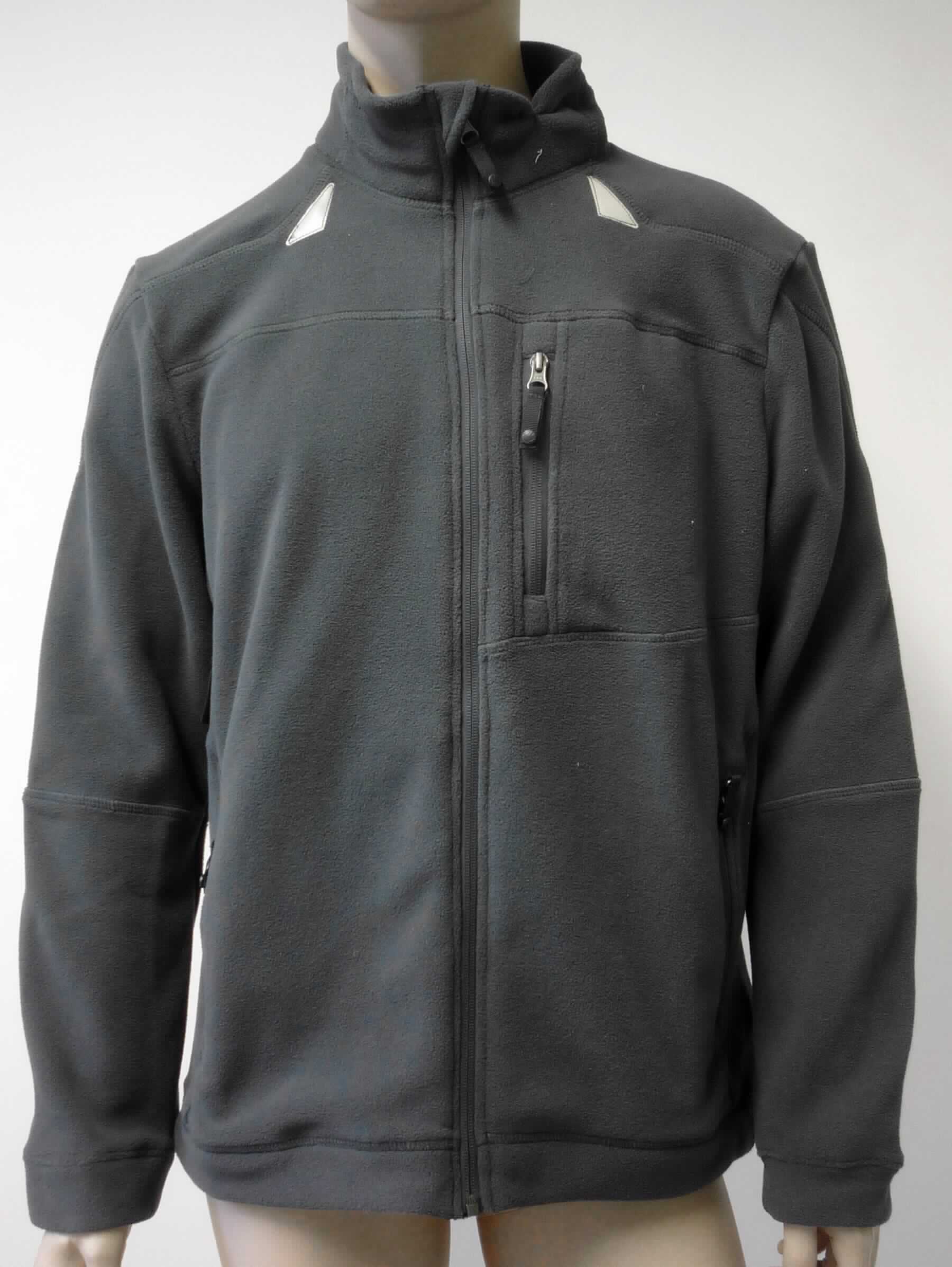 Jacke, sog. Herren Fleecejacke Outdoor, Größe 52, Foto siehe Anlage,
- aus ca. 2,2 mm dicken, einfarbigen, beidseitig gerauten Gewirken (sog. Fleece) aus laut Antrag 100 % Polyester 
  (synthetische Chemiefasern),
- über den Schritt reichend (Rückenlänge: ca. 74 cm), 
- mit einem Stehkragen,
- vorn mit einer durchgehenden Öffnung mit einem bis an den Kragenrand reichenden Reißverschluss, am
  Kragenrand mit einer kurzen Überlappung von rechts über links (Frauenkleidung),
- vorn mit einer eingesetzten Brusttasche mit Reißverschluss sowie mit zwei eingesetzten Taschen mit 
  Reißverschluss unterhalb der Taille,
- mit langen Ärmeln; an den Abschlüssen durch Umschlagen und Festnähen gesäumt,
- in Bahnen gearbeitet,
- am unteren Rand durch Umschlagen und Festnähen gesäumt,
- stellt sich aufgrund des Schnitts als Jacke dar, somit keine Strickjacke,
- wird im Allgemeinen nicht über jeder anderen Kleidung und zum Schutz gegen das Wetter getragen, somit keine
  Ware der Position 6102,
- aufgrund des verwendeten Flächenerzeugnisses keine Ware des Kapitels 62,
- keine Einreihung als Arbeits- und Berufskleidung, da innerhalb der Position 6104 keine Unterposition für Arbeits- 
  und Berufskleidung vorgesehen ist.

"Jacke, aus Gewirken, für Frauen, aus synthetischen Chemiefasern"